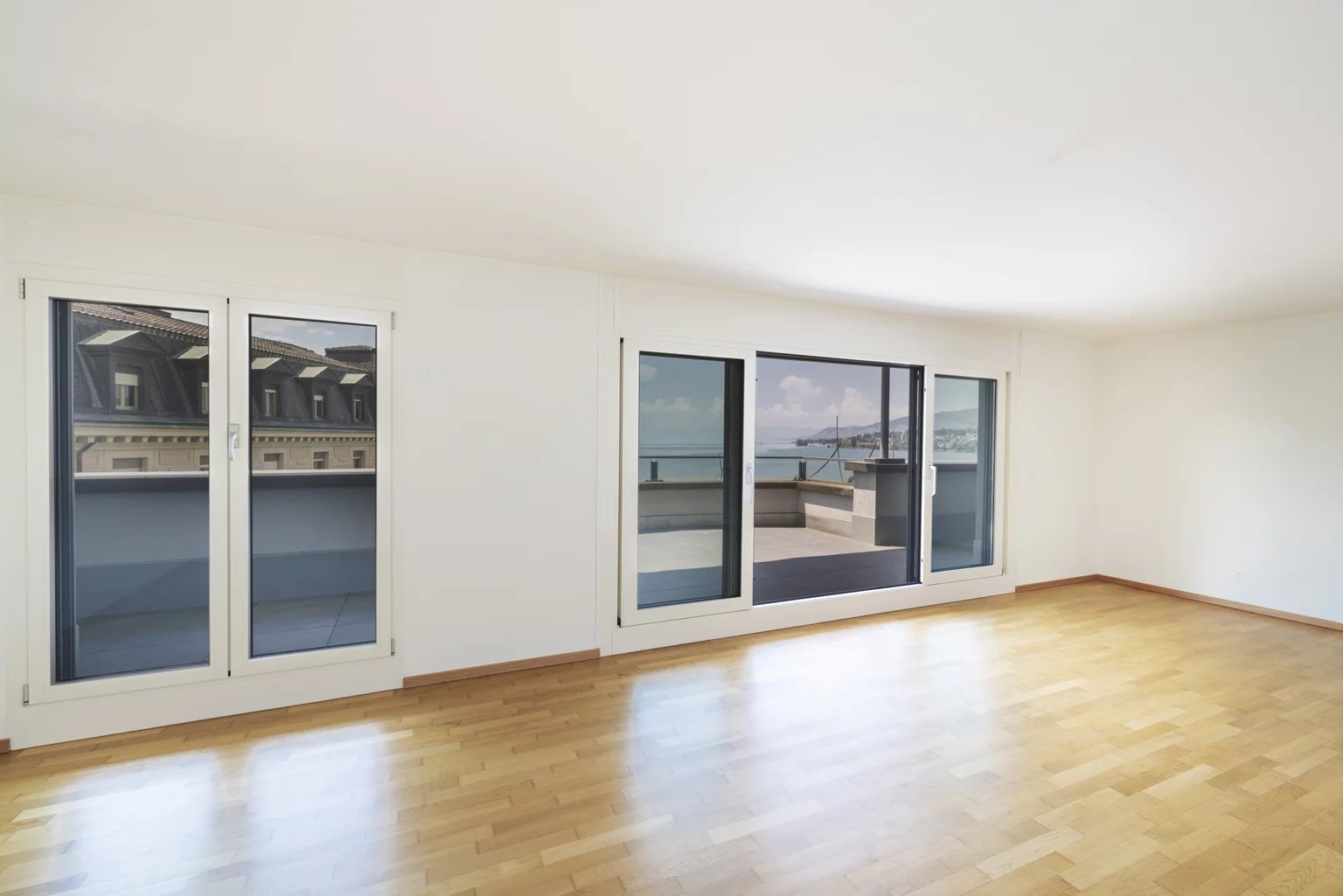 Heller Wohnraum mit Seeblick