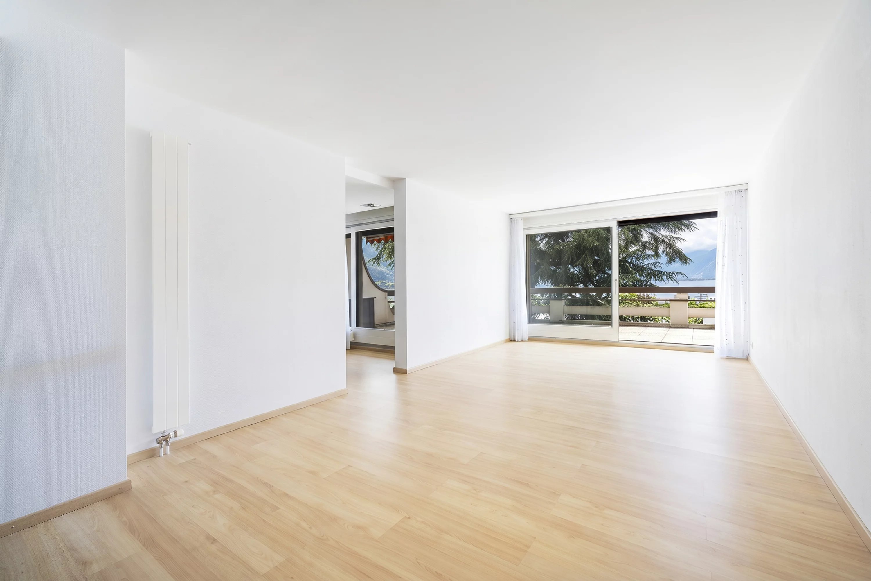 Heller leerer Wohnraum mit Balkonblick