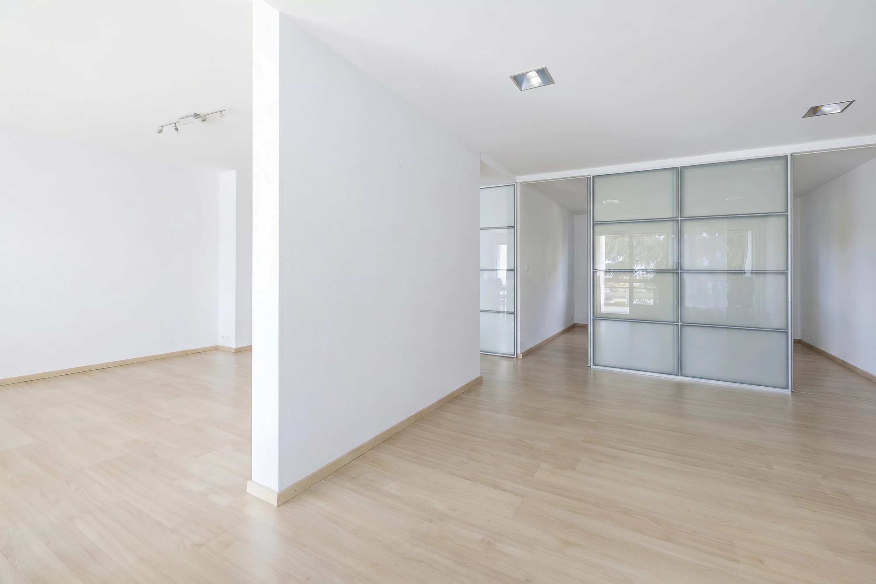 Heller, leerer Innenraum mit Glas-Trennwand