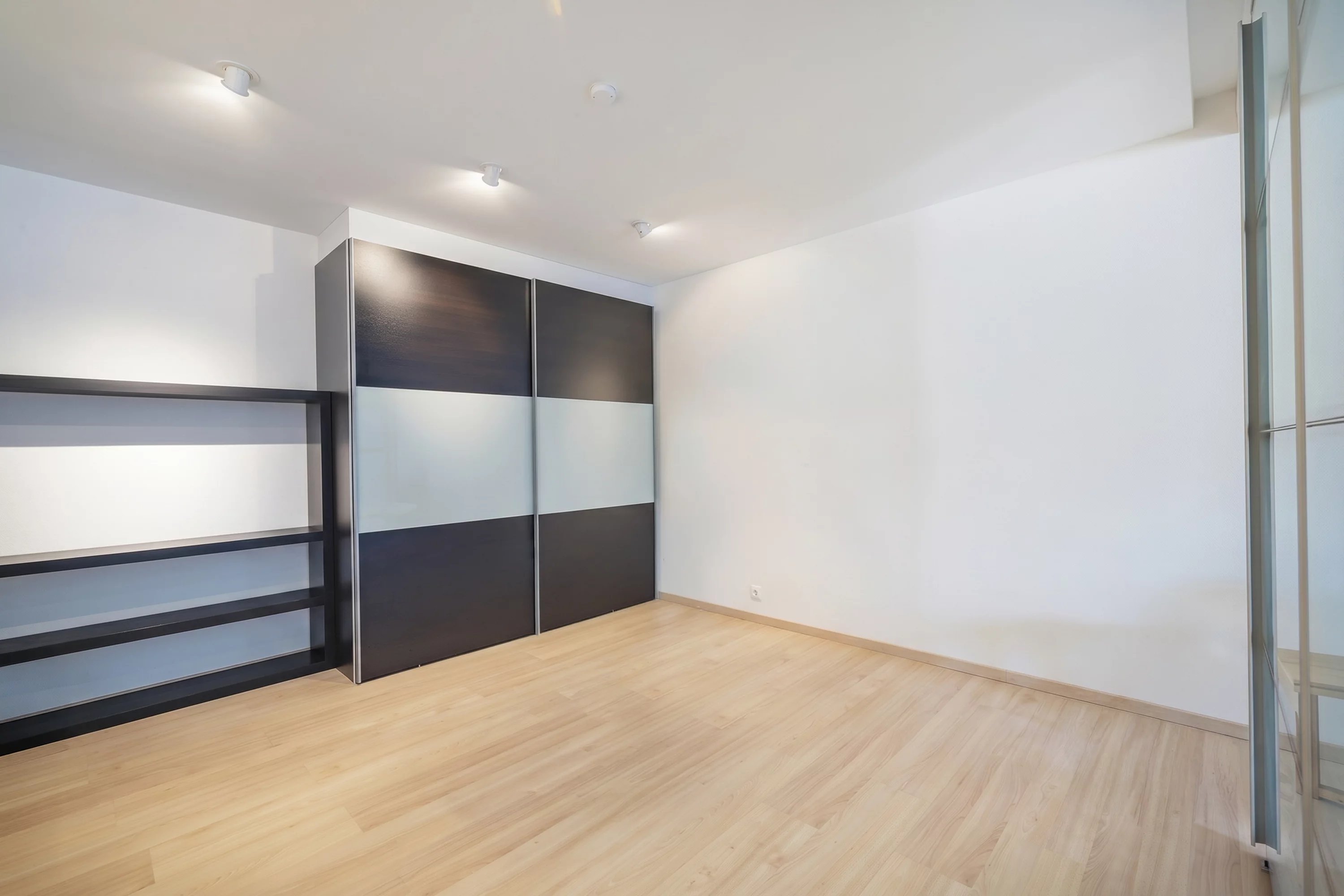 Helles, leerstehendes Schlafzimmer mit Einbauschrank
