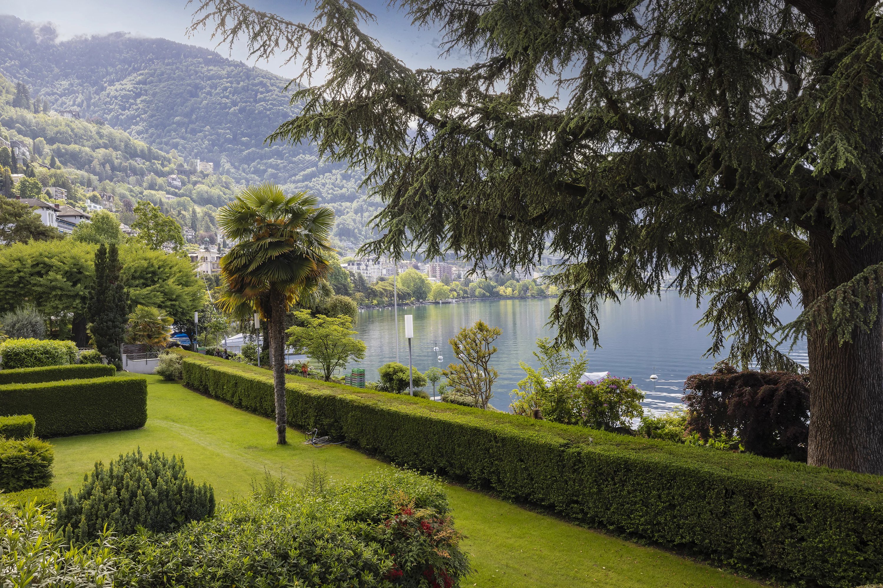 Seeblick mit gepflegtem Garten