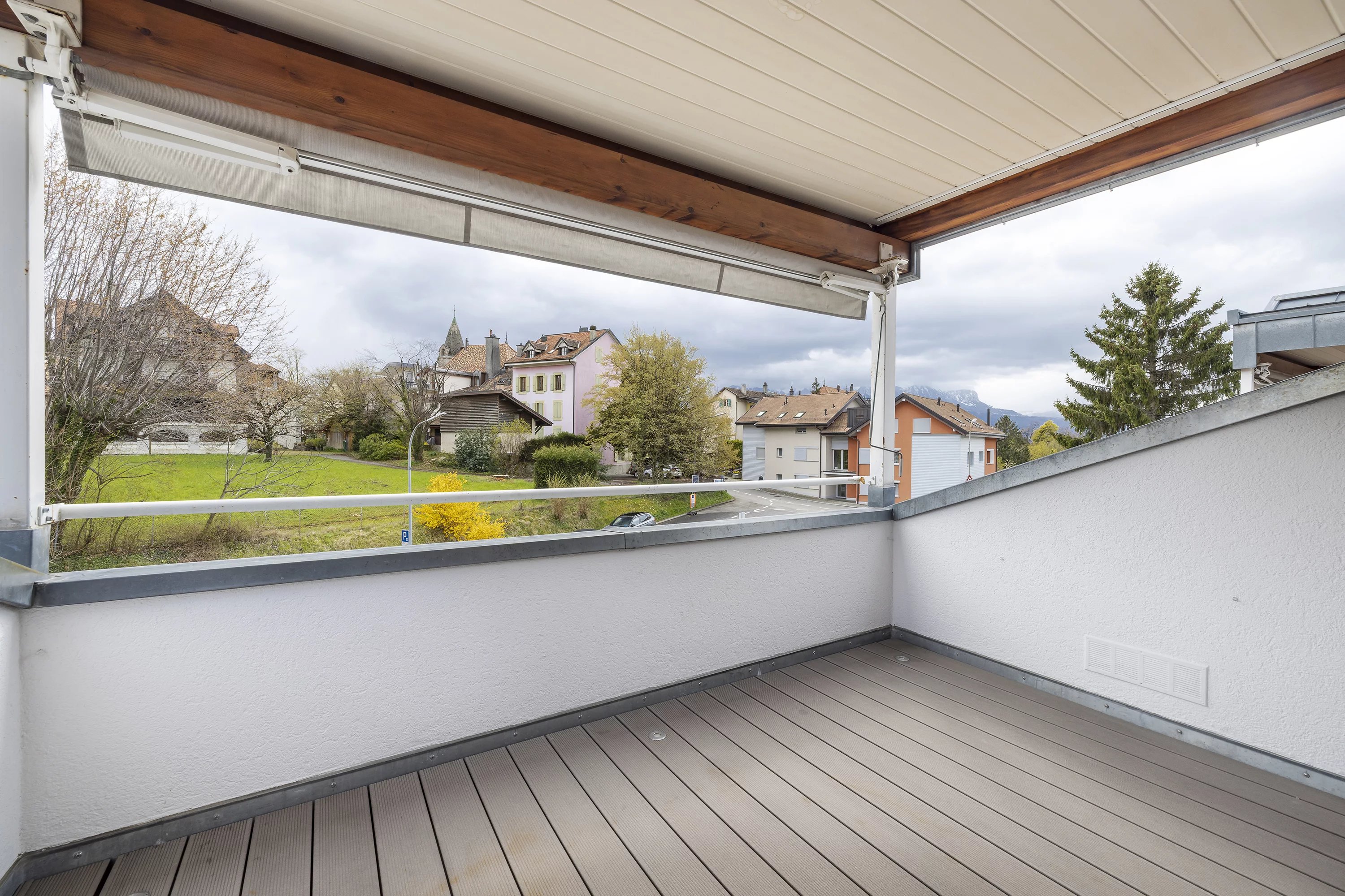Überdachter Balkon mit Ausblick