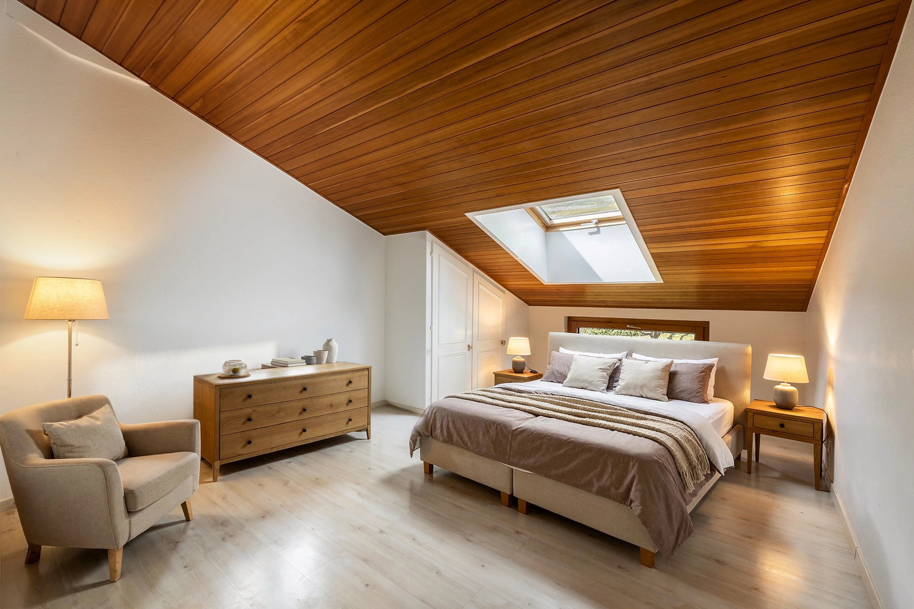 Helles Schlafzimmer mit Dachschräge