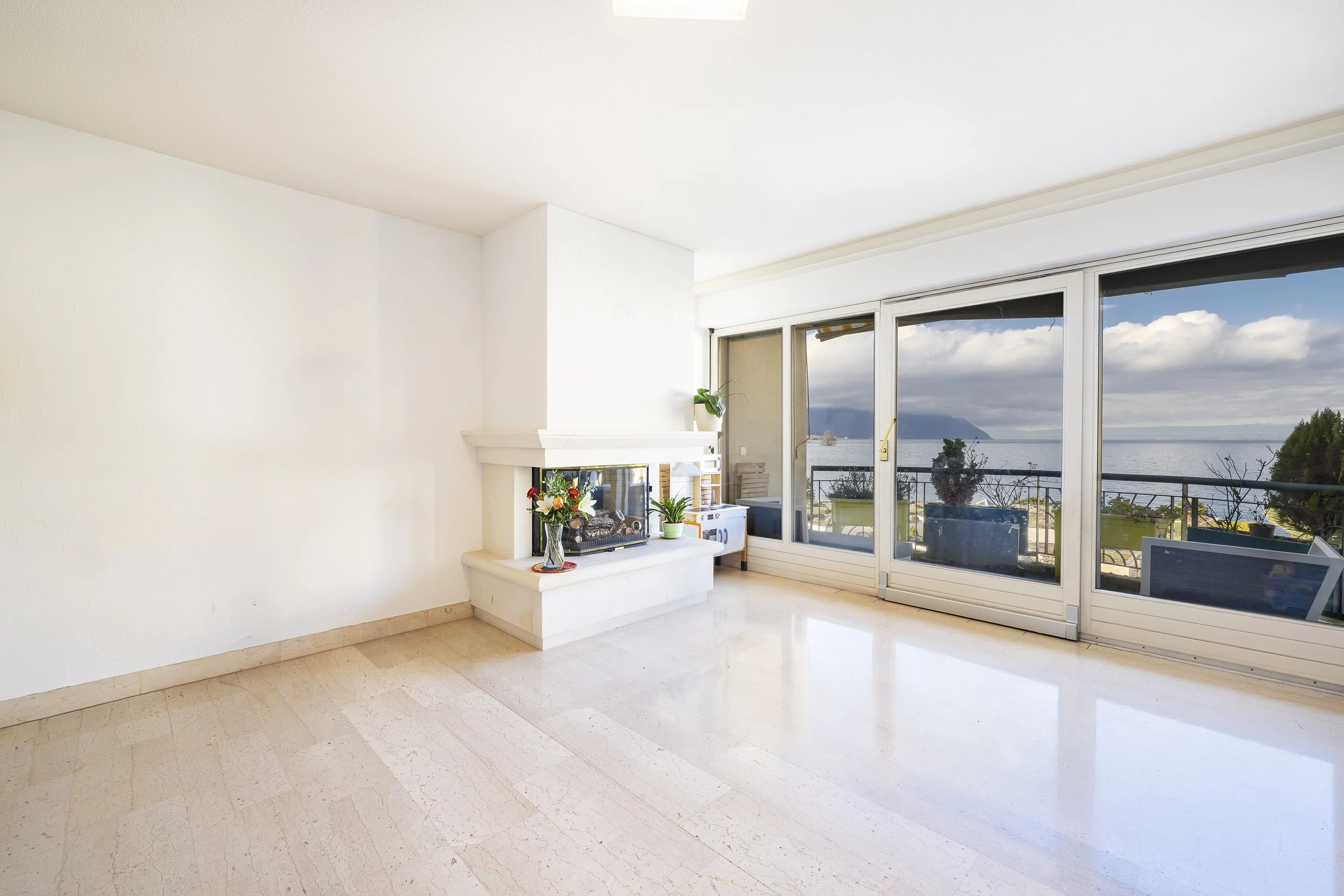Heller Wohnraum mit Kamin und Meerblick