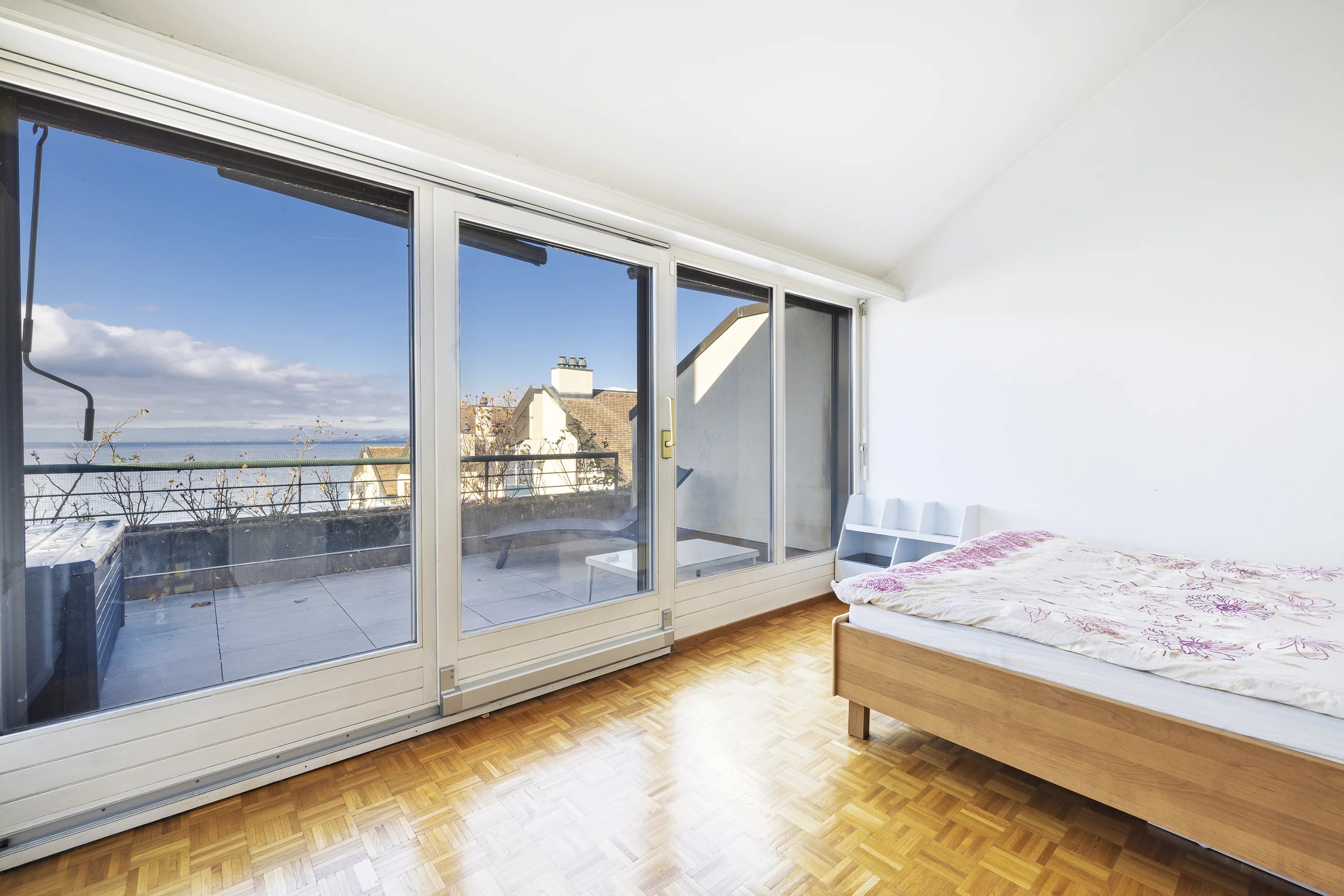 Helles Schlafzimmer mit Meerblick und Balkonzugang