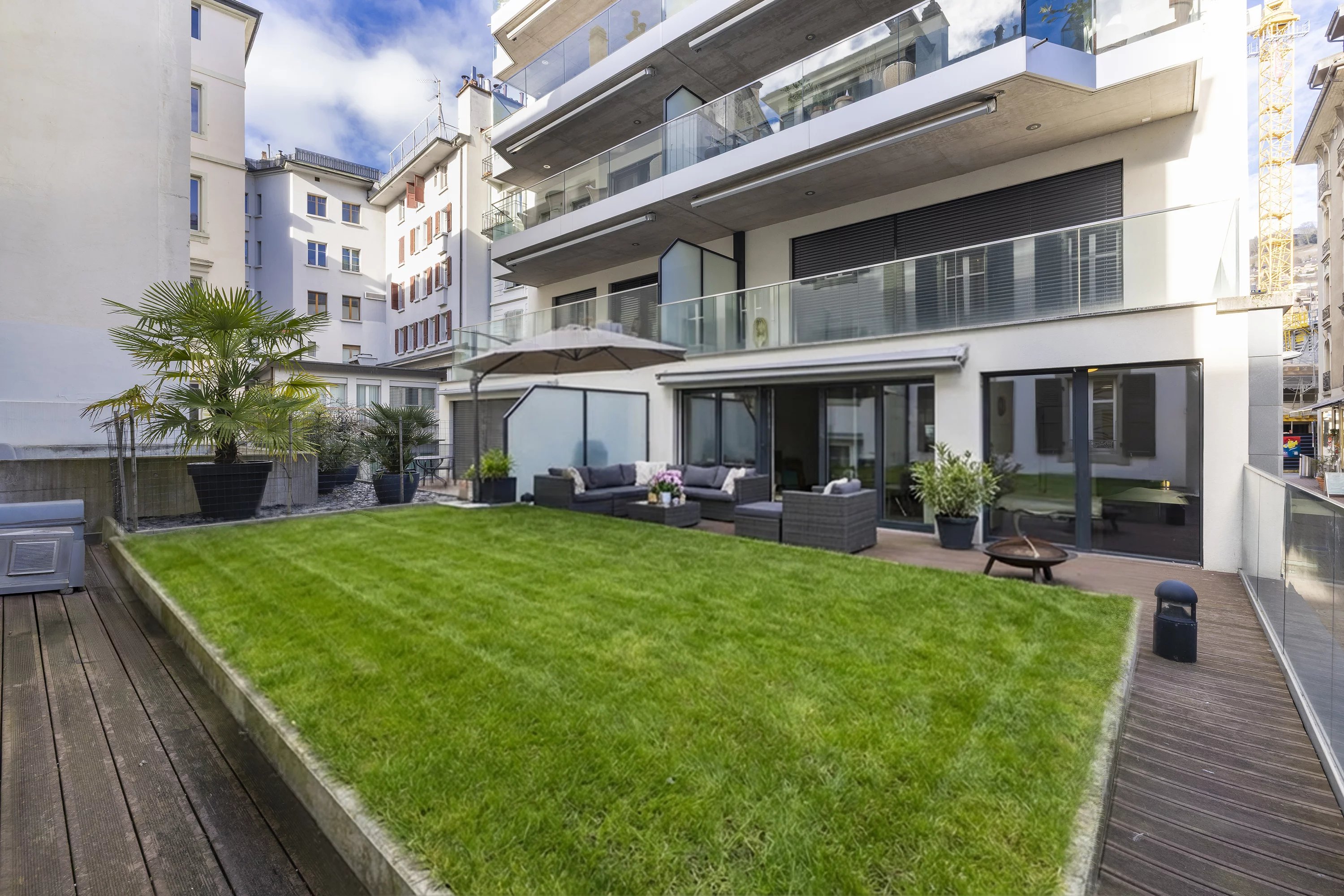 Moderne Dachterrasse mit Stadtblick