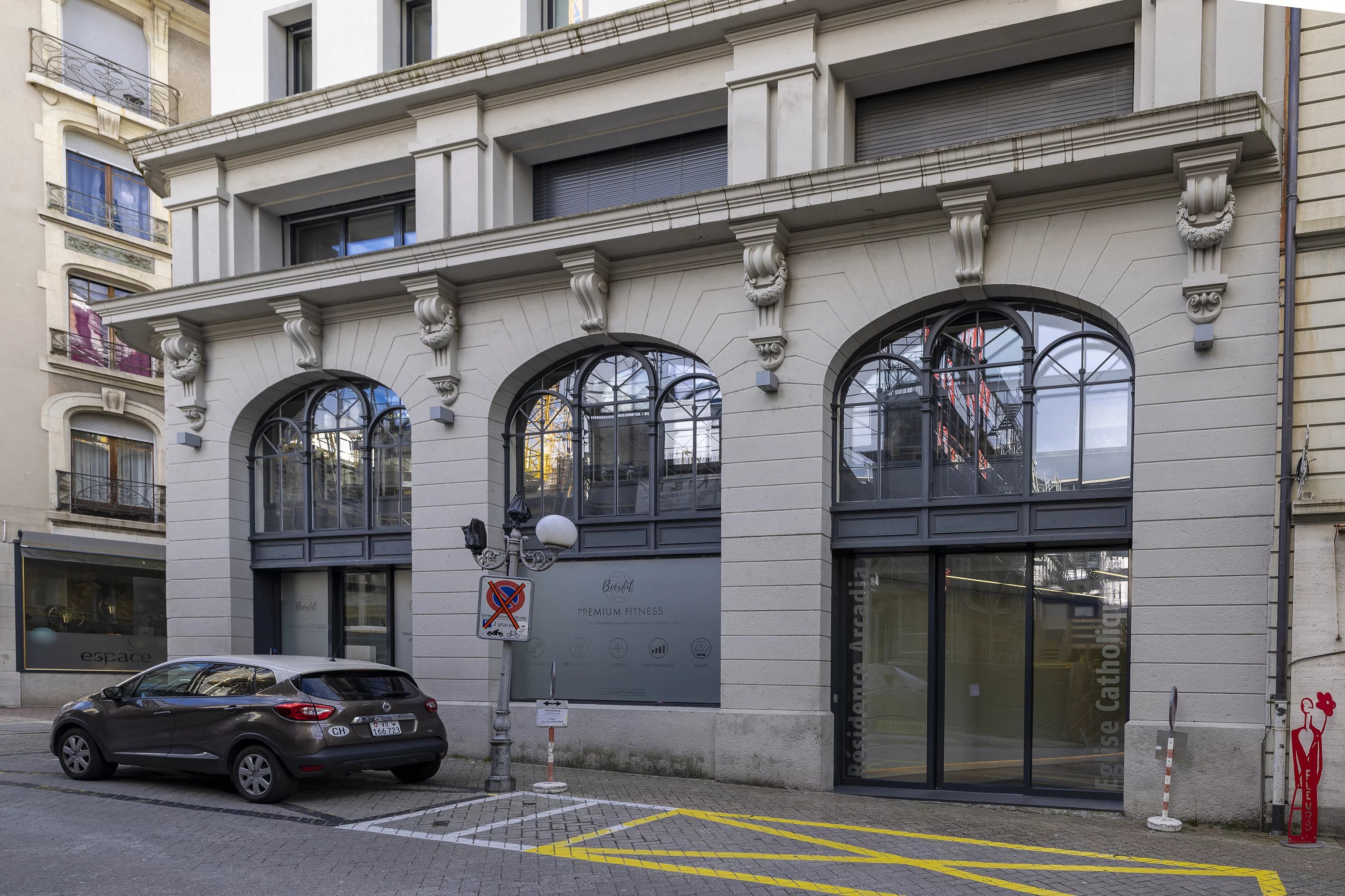 Klassische Stadtfassade mit Erdgeschoss-Gewerbe