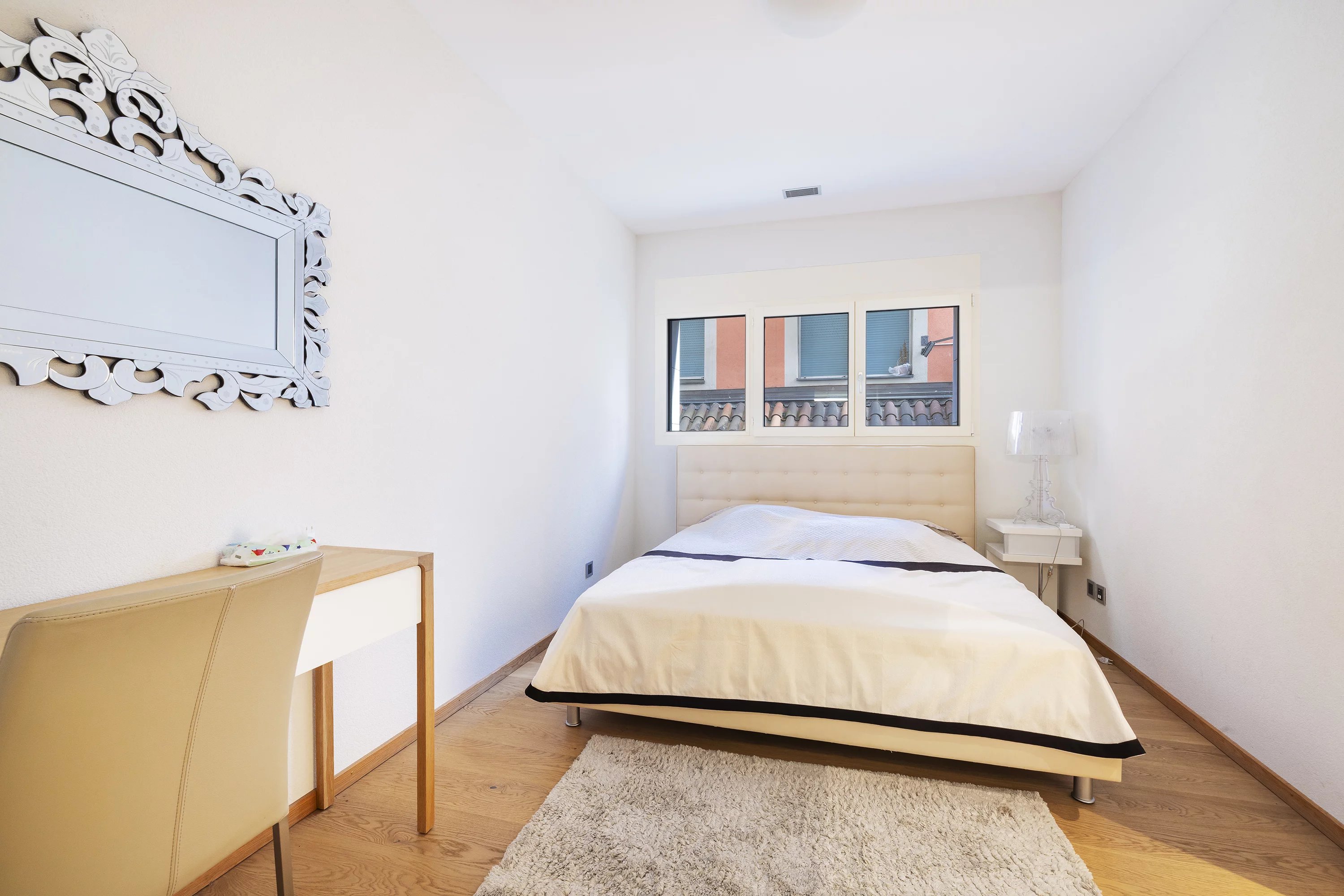 Helles Schlafzimmer mit schlichter Einrichtung