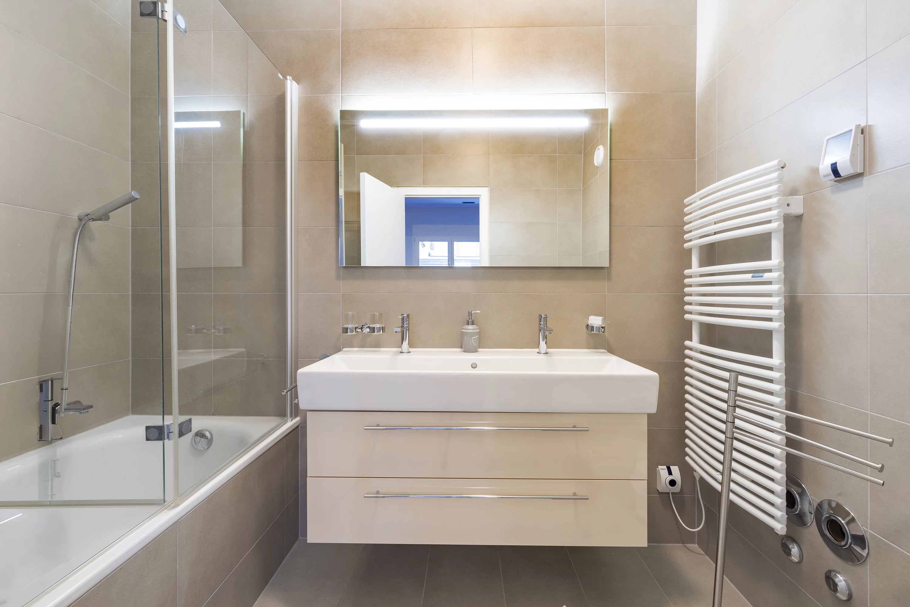 Modernes Badezimmer mit Badewanne und Waschtisch