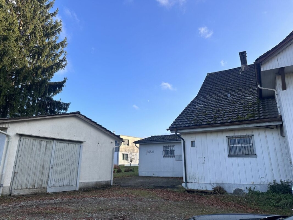 Hof mit Nebengebäuden