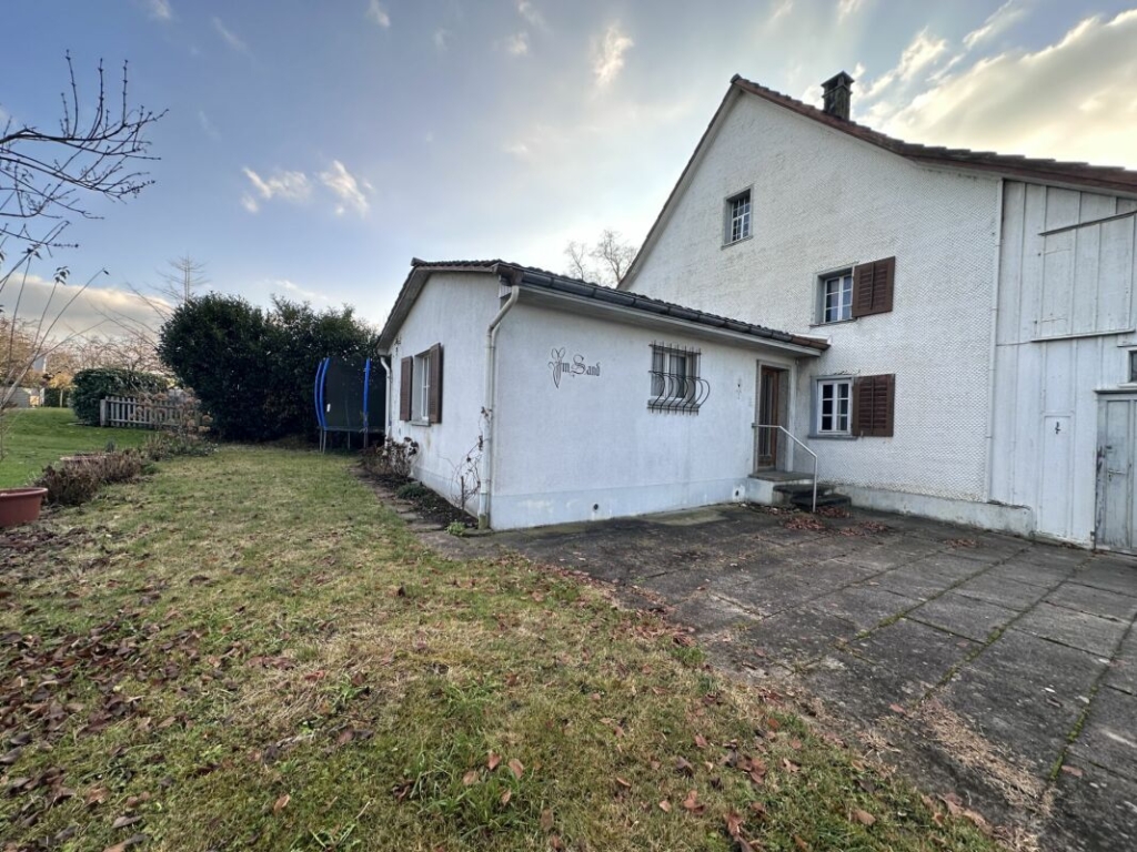 Außenansicht eines Hauses mit Garten