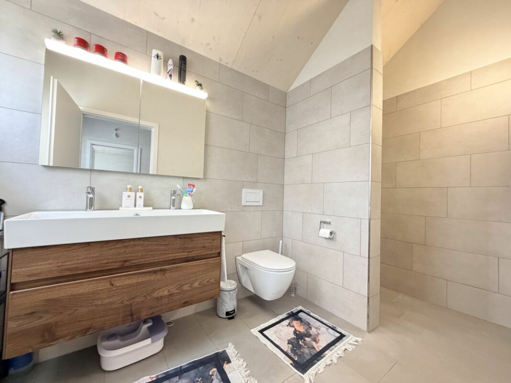 Modernes Gäste-WC mit Holzwaschtisch
