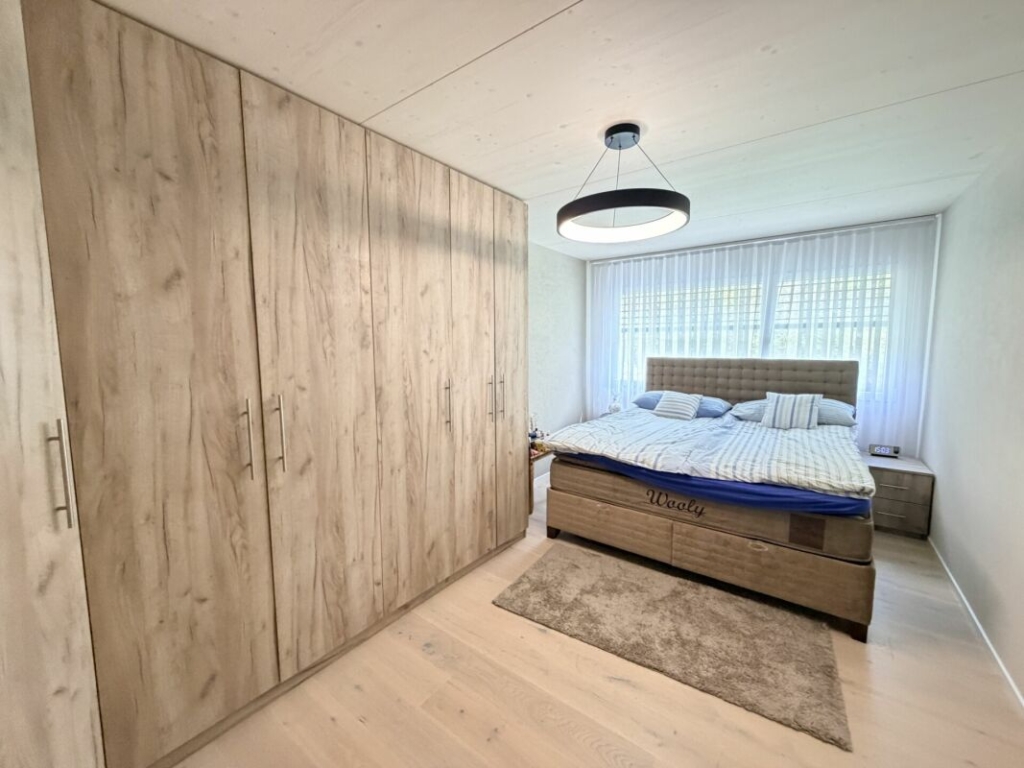 Schlafzimmer mit Einbauschrank und Doppelbett
