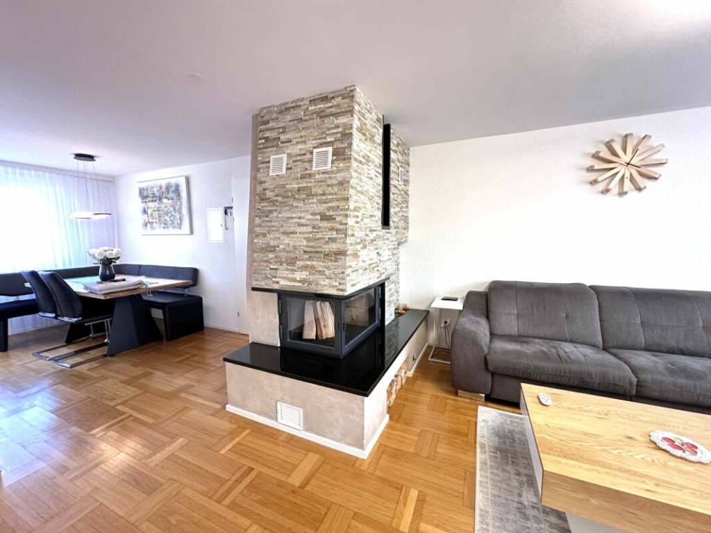 Wohnzimmer mit Essbereich und Kamin