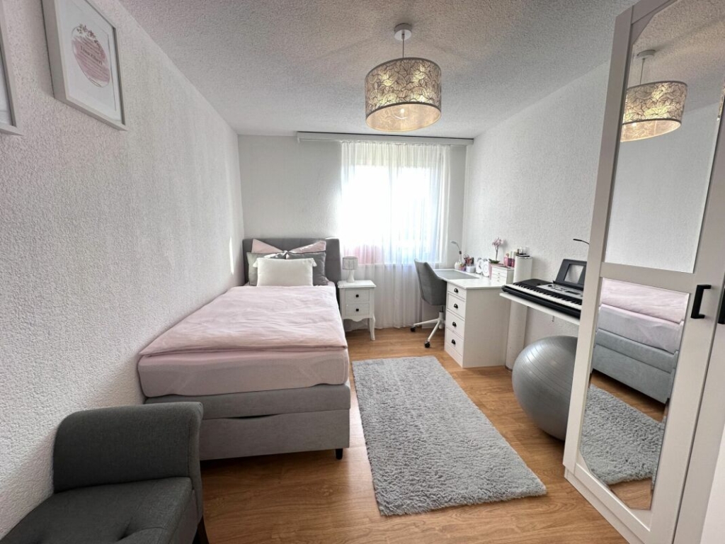 Helles Schlafzimmer mit Arbeitsplatz