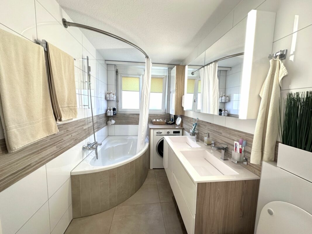 Modernes Badezimmer mit Badewanne und Doppelwaschtisch
