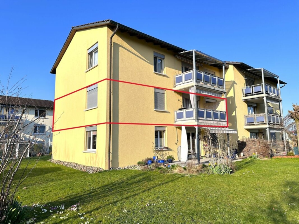 Mehrfamilienhaus mit Balkonen und Garten