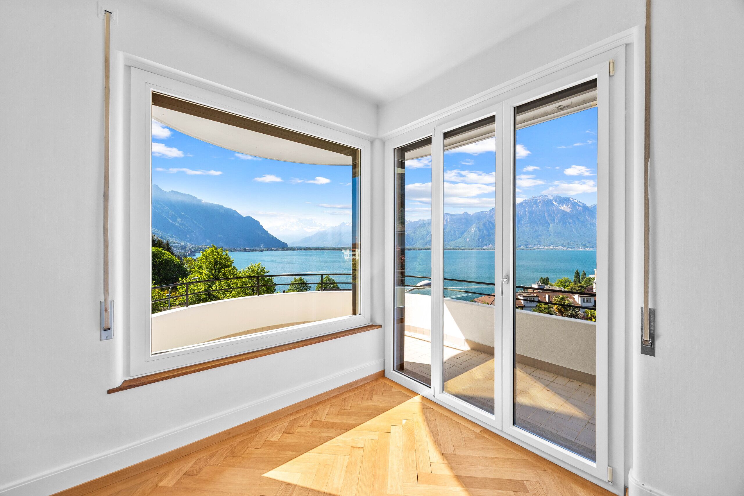 Heller Raum mit Seeblick und Balkon