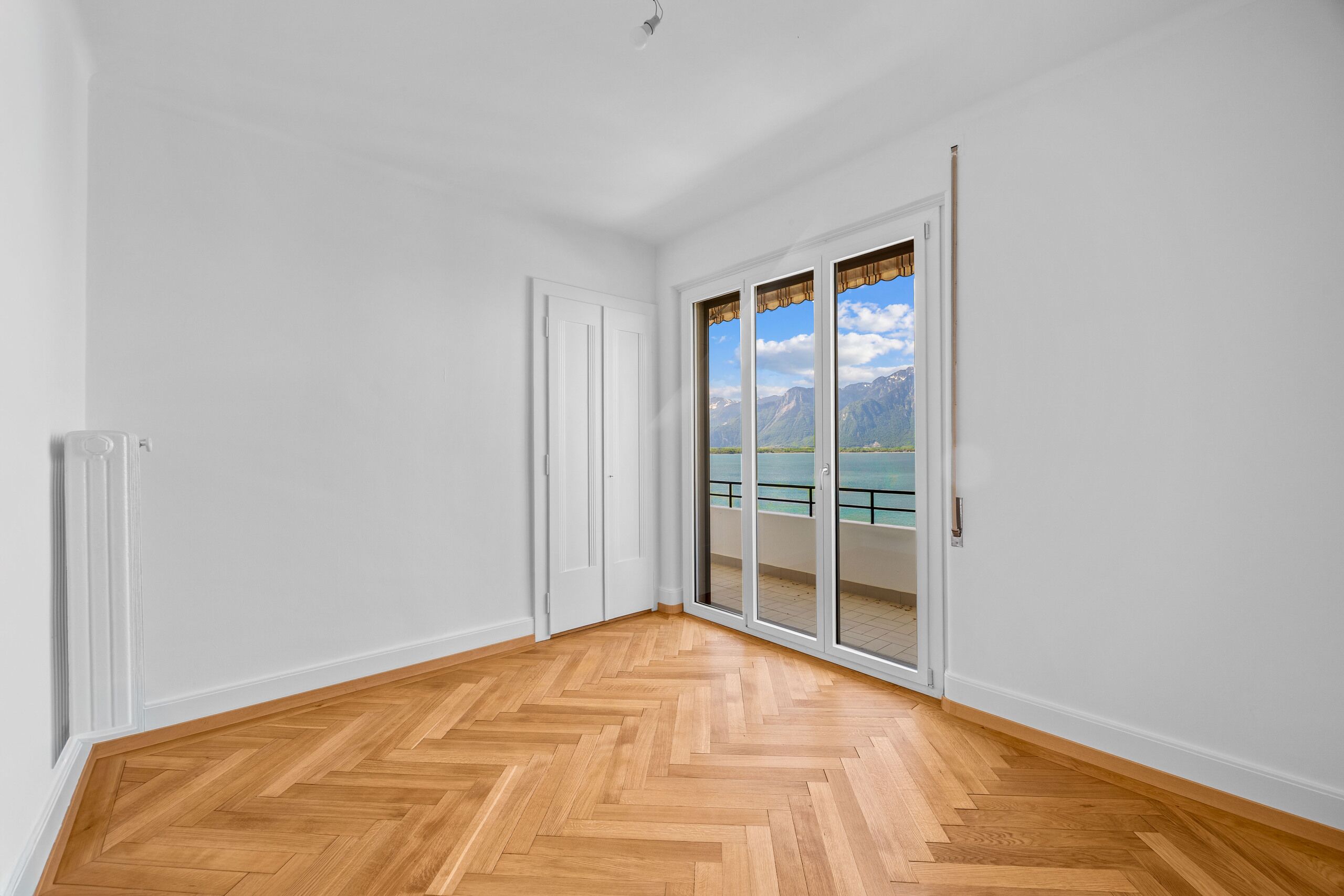 Heller leerer Raum mit Balkon- und Seeblick