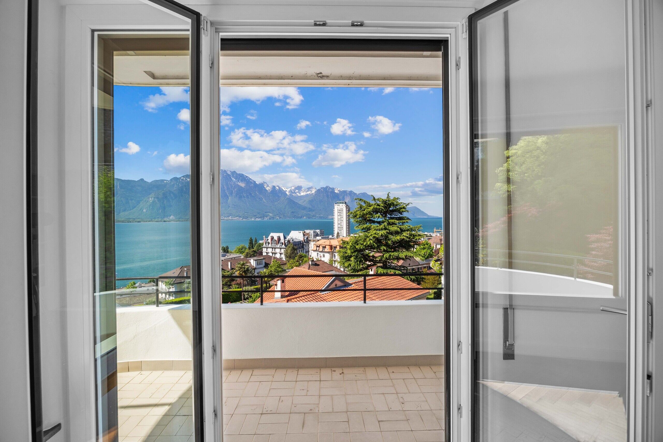 Balkon mit Seeblick und Bergpanorama