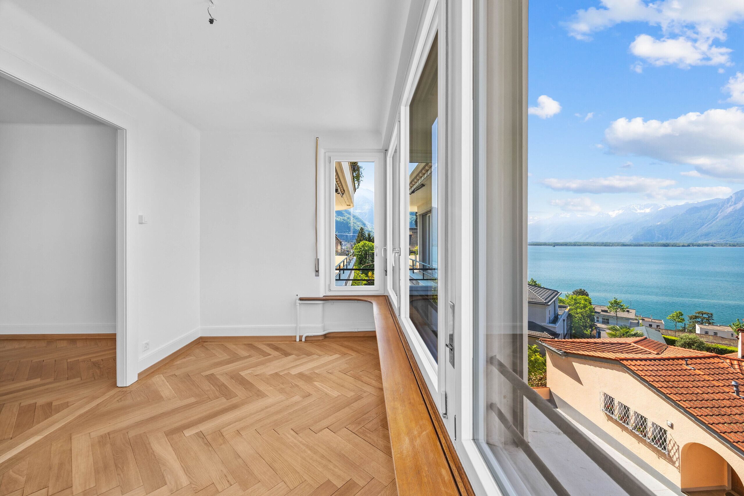 Heller Raum mit Panoramablick auf See und Berge