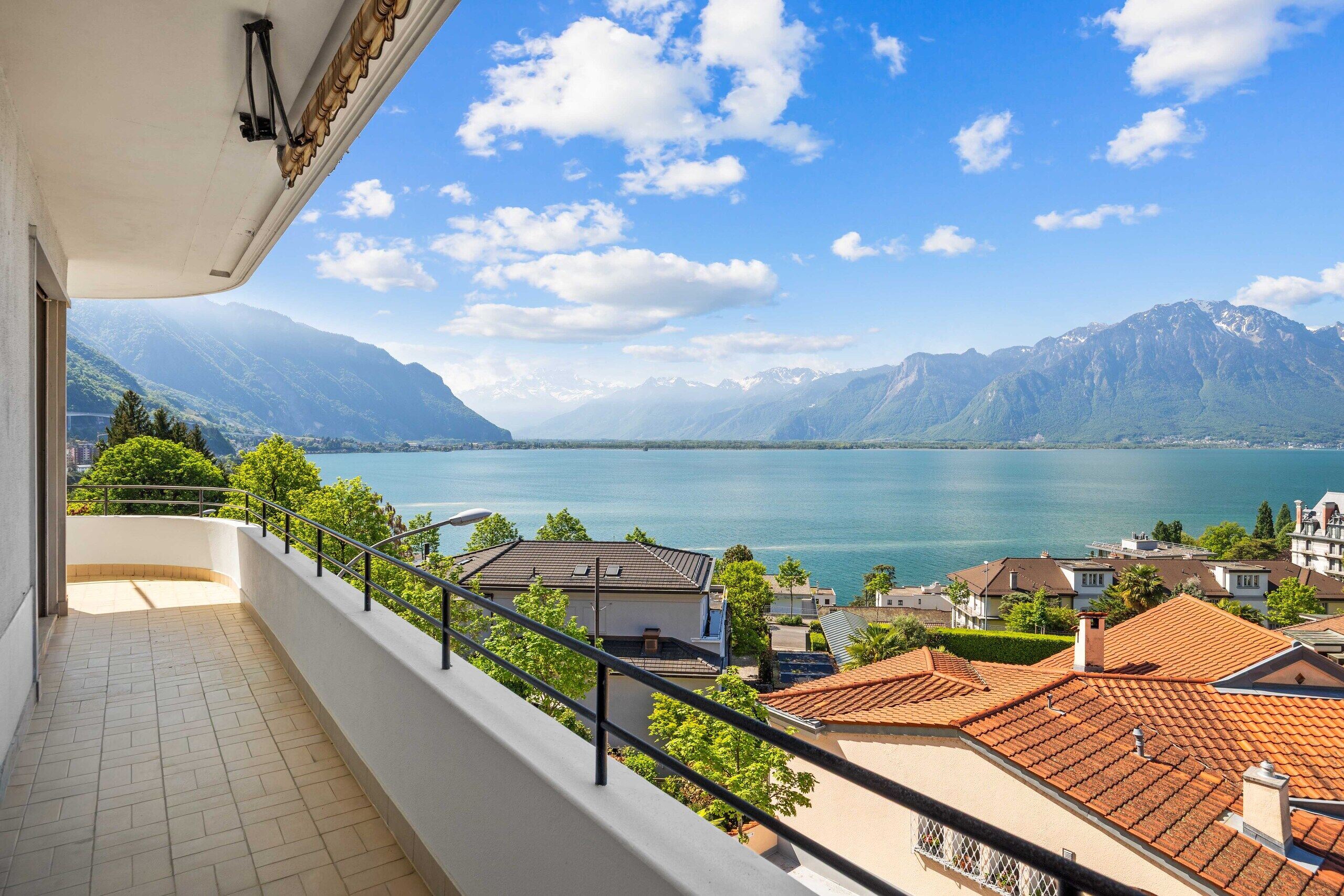 Balkon mit Seeblick und Bergpanorama