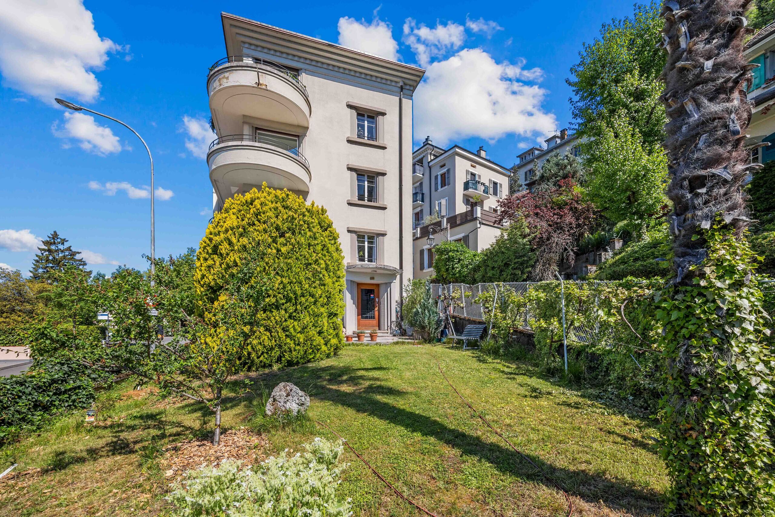 Mehrfamilienhaus mit Gartenansicht