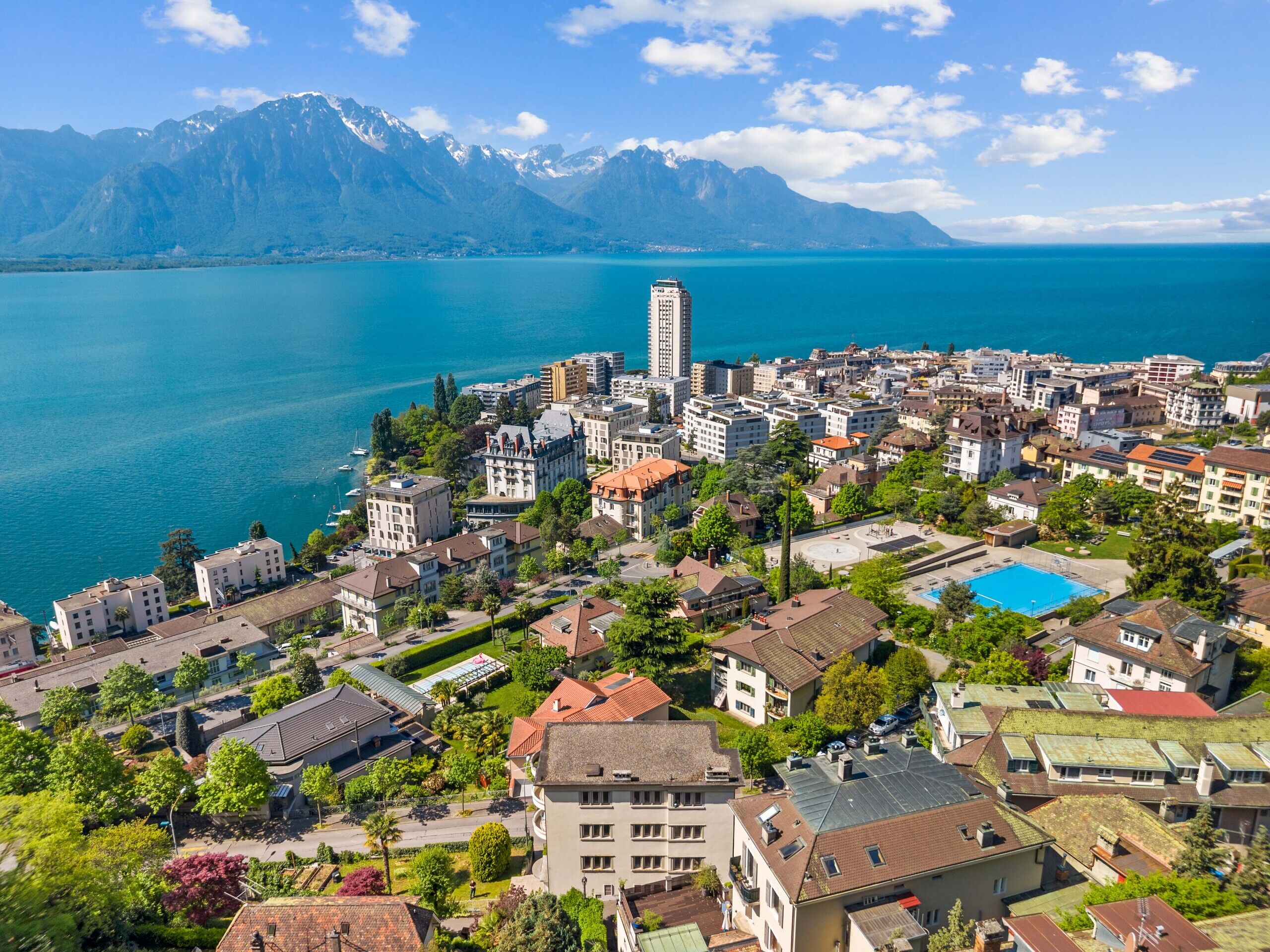 Seeblick über eine Stadt am See
