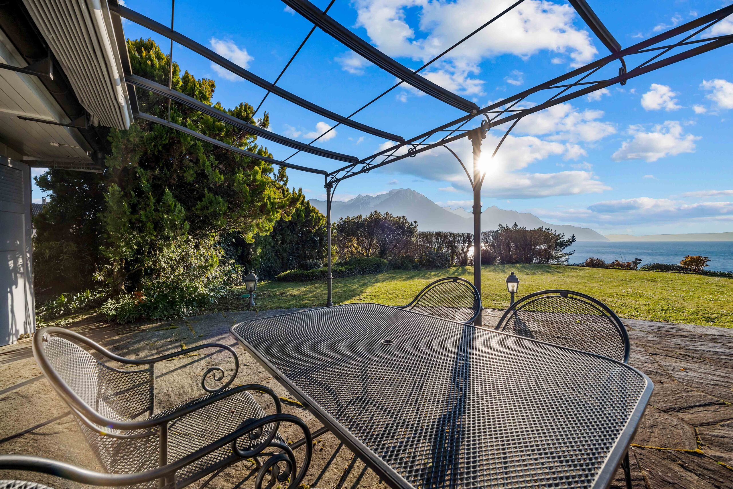 Terrasse mit Meer- und Bergblick