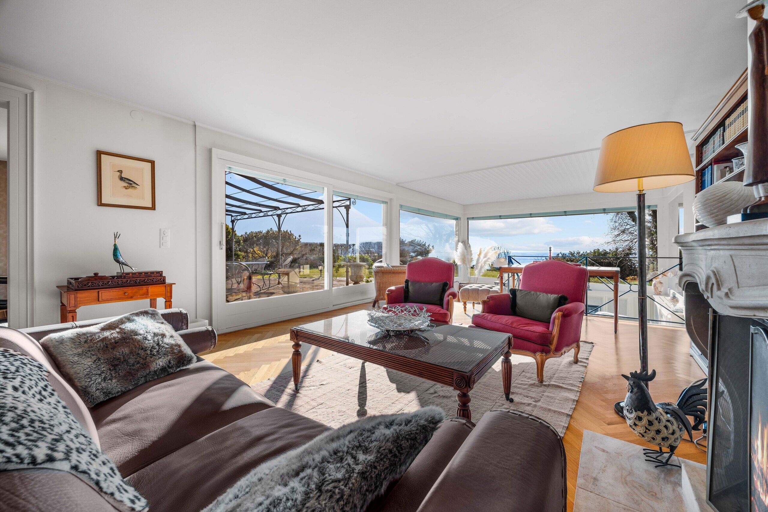 Helles Wohnzimmer mit Meerblick