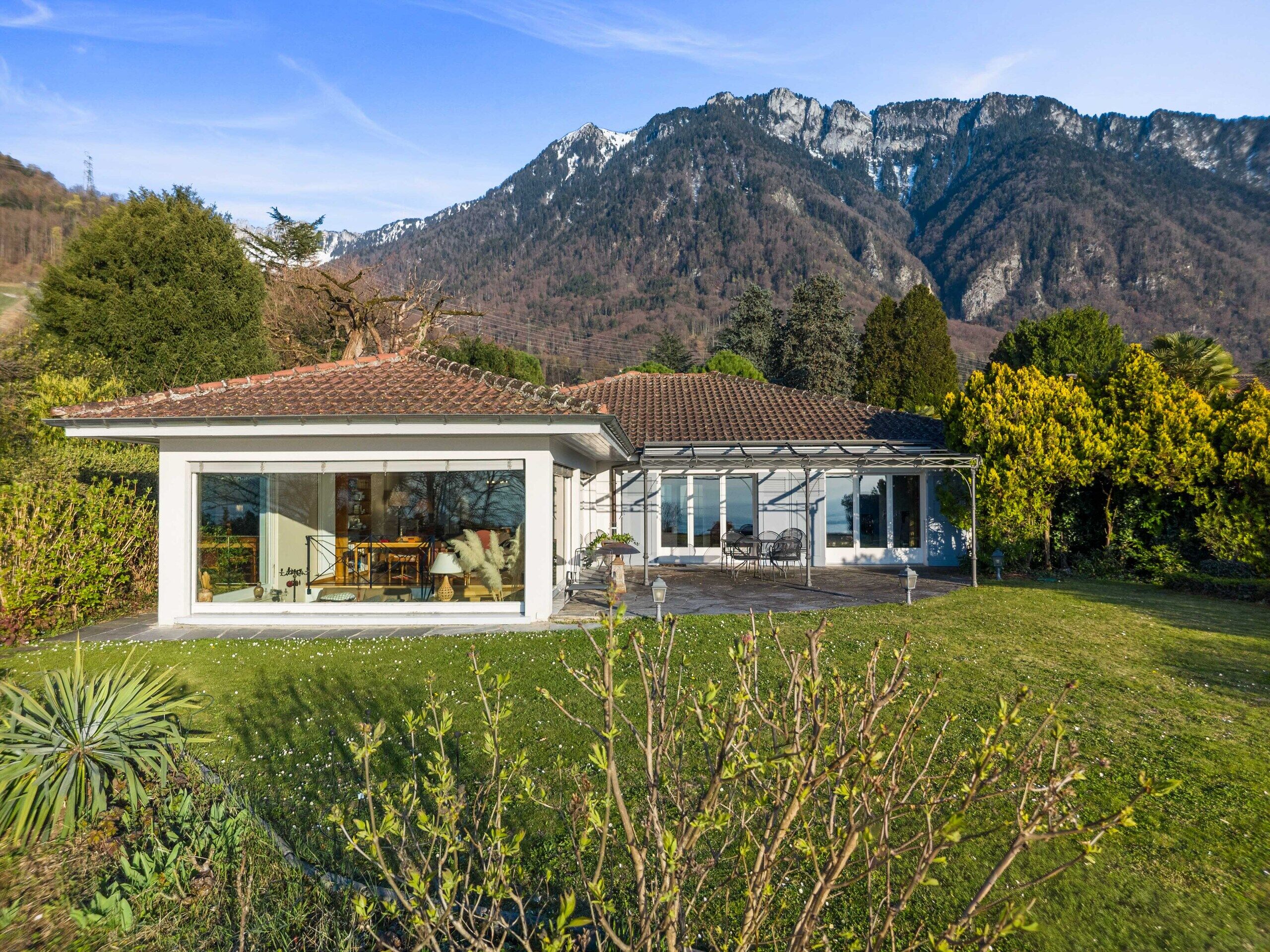 Haus mit Bergpanorama und Garten