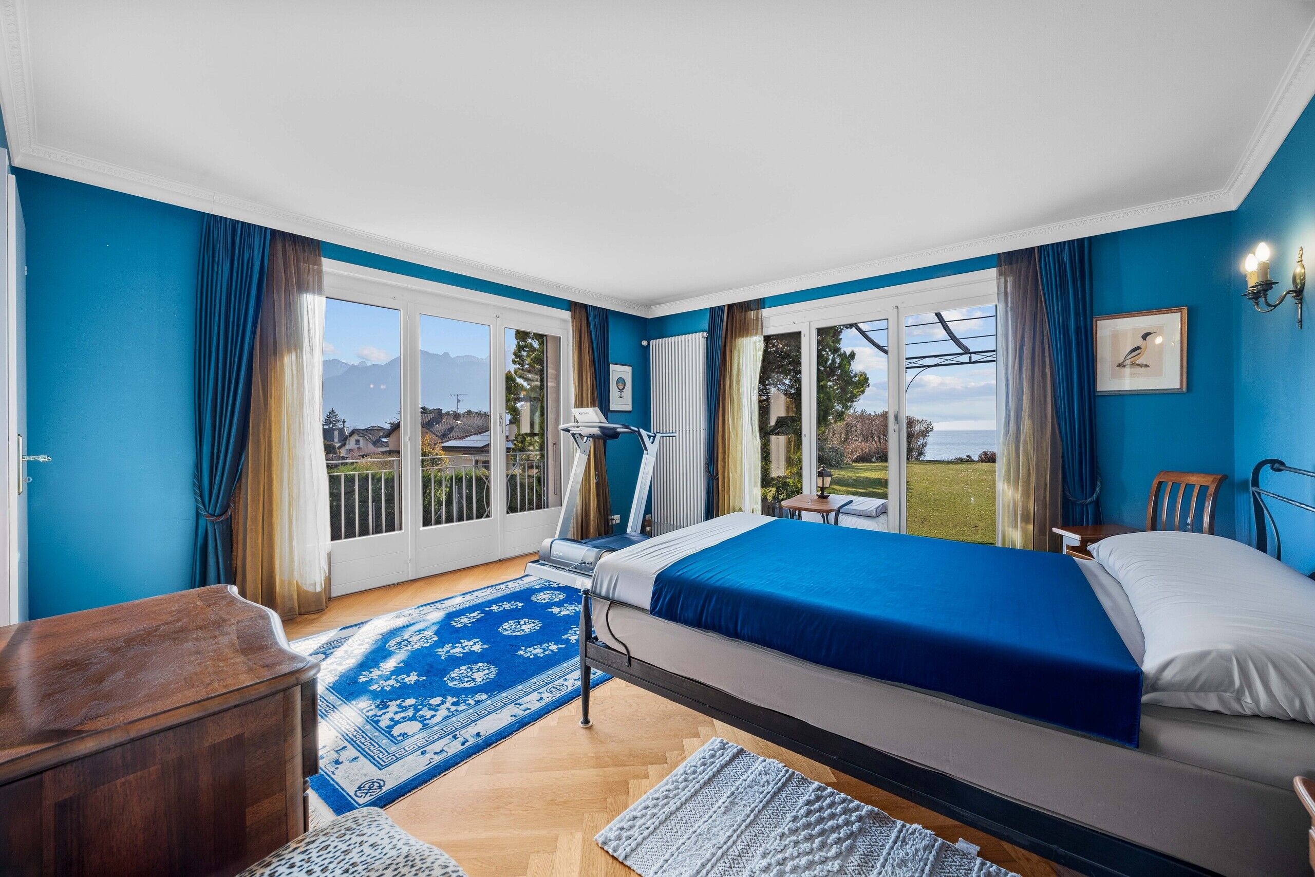 Helles Schlafzimmer mit Meerblick