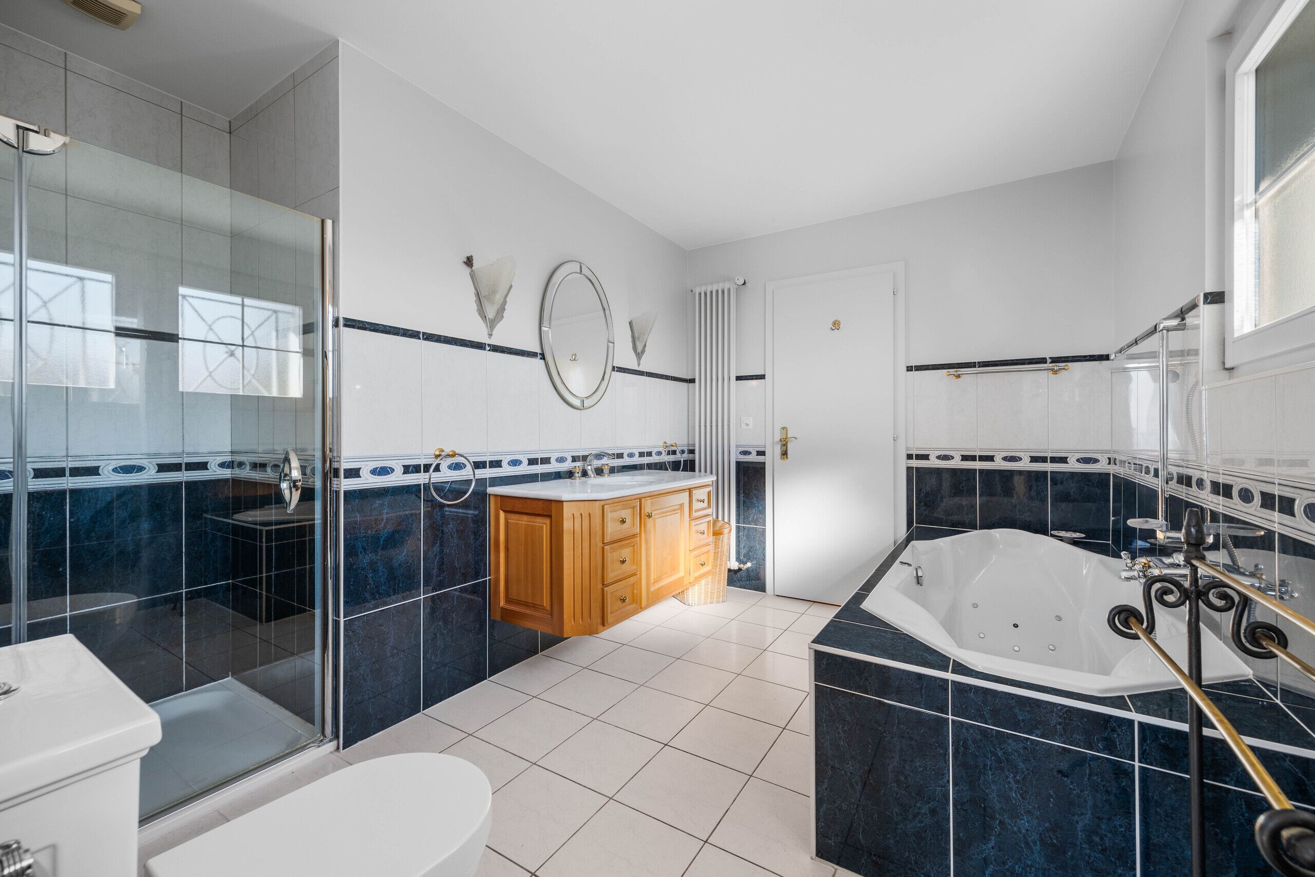 Helles Badezimmer mit Badewanne und Dusche