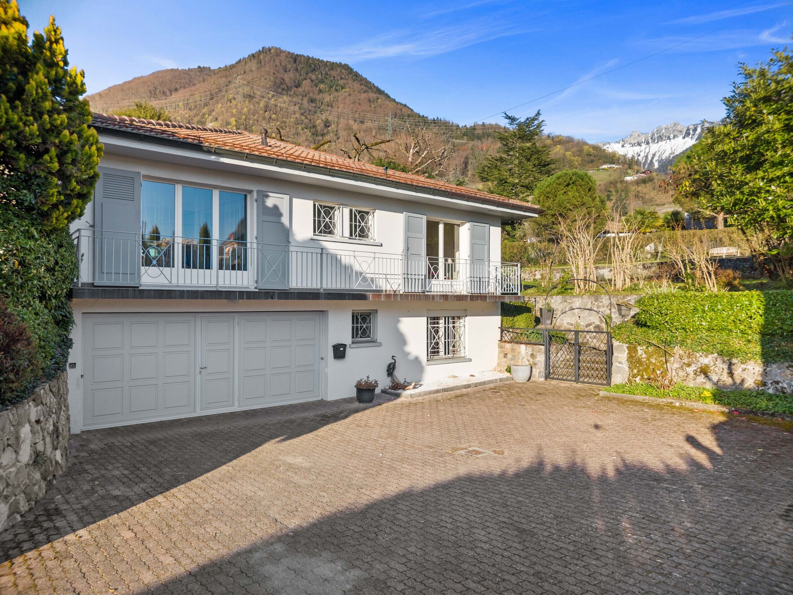 Außenansicht eines Hauses mit Bergpanorama