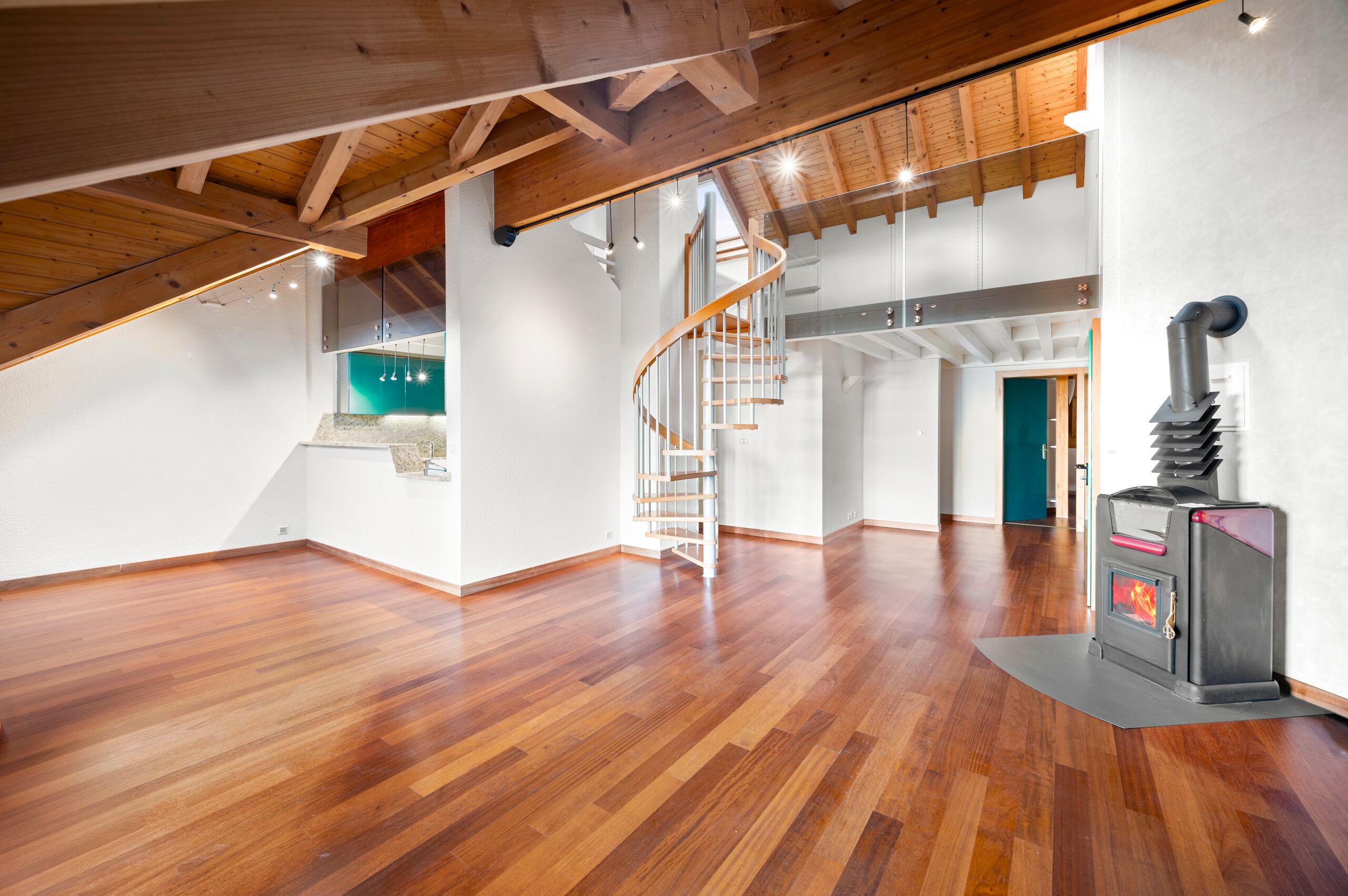 Luftiges Wohnloft mit Holzdecke und Wendeltreppe