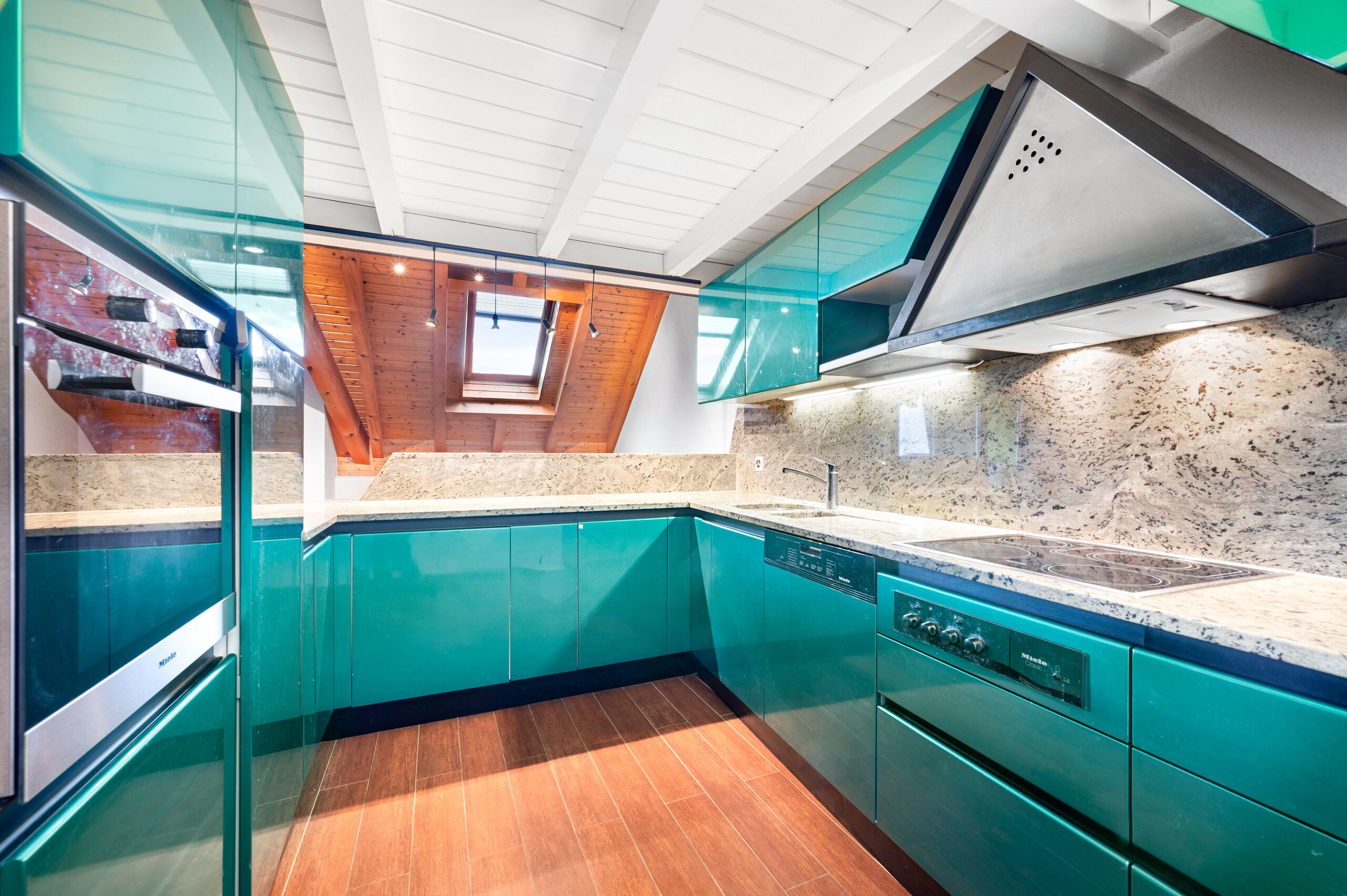 Moderne, schmale Küche mit Dachfenster