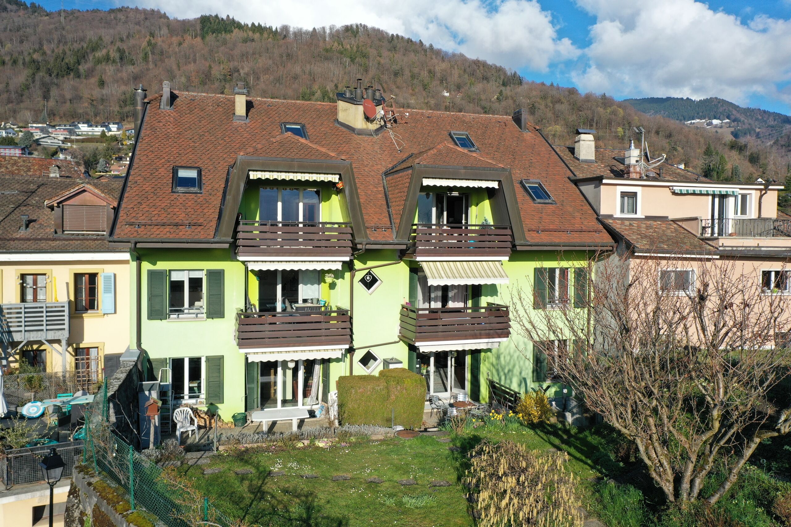 Mehrfamilienhaus mit Balkonen und Hanglage