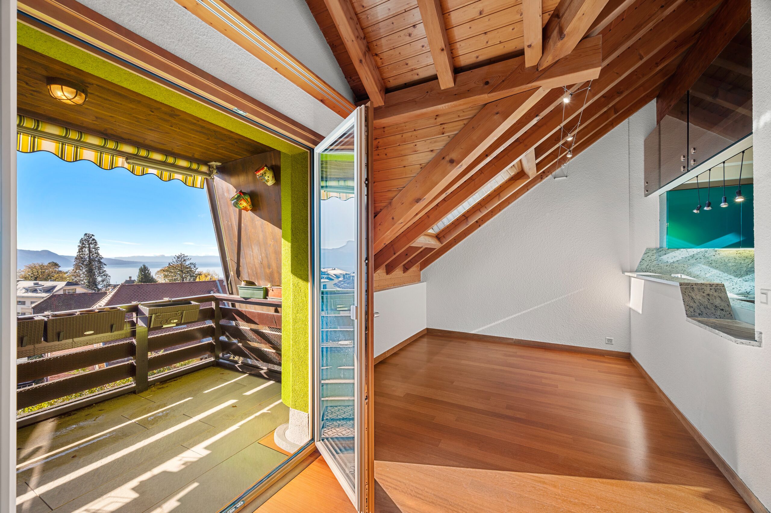 Dachgeschosszimmer mit Balkon und Seeblick