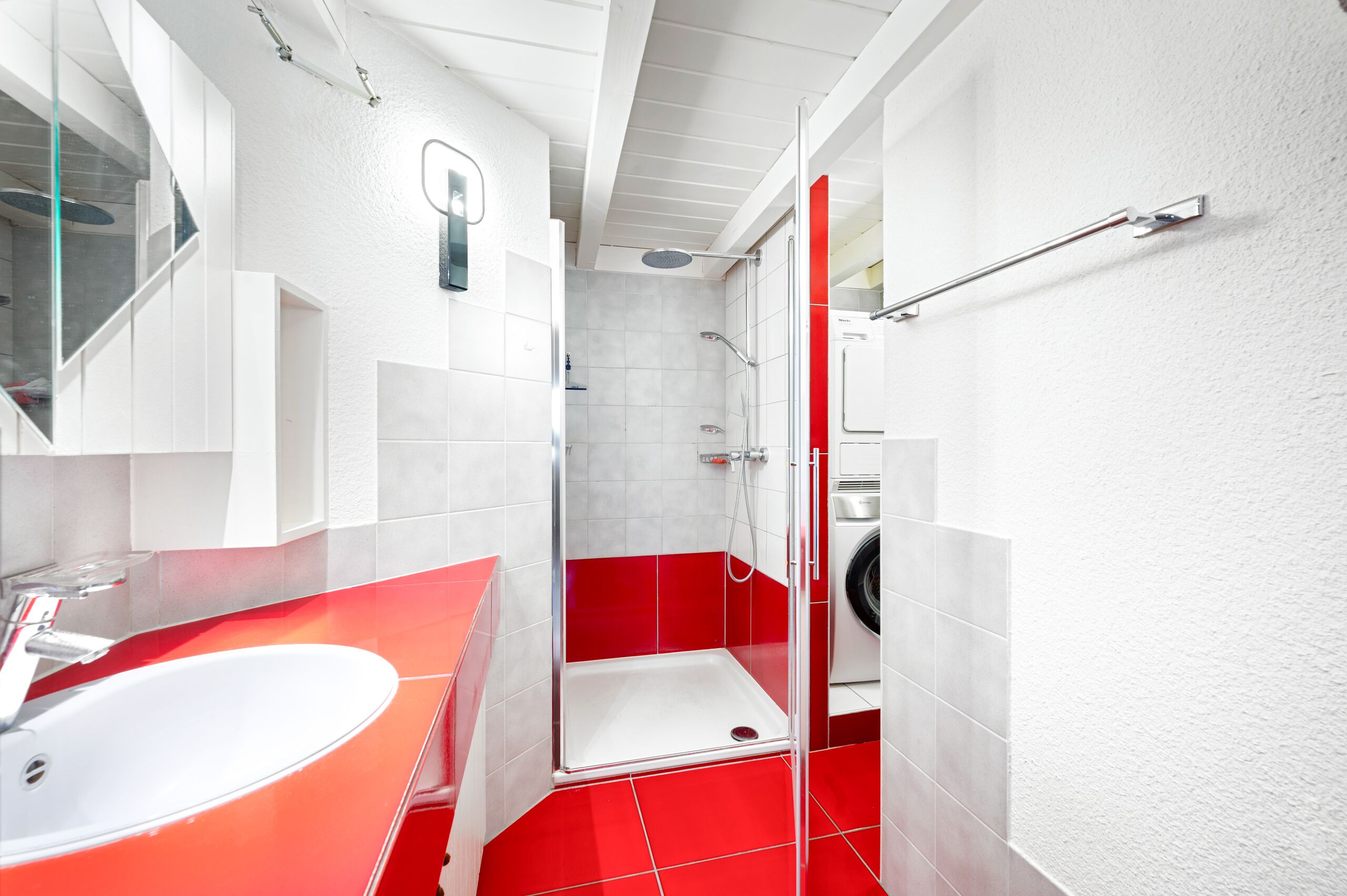 Modernes Badezimmer mit roter Akzentgestaltung