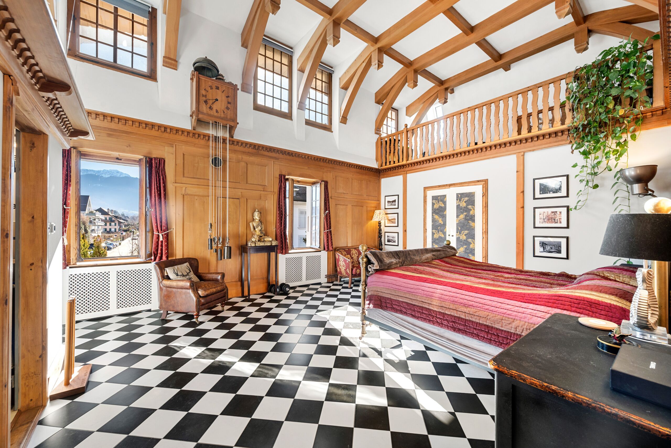 Großes Schlafzimmer mit Galerie und Schachbrettboden