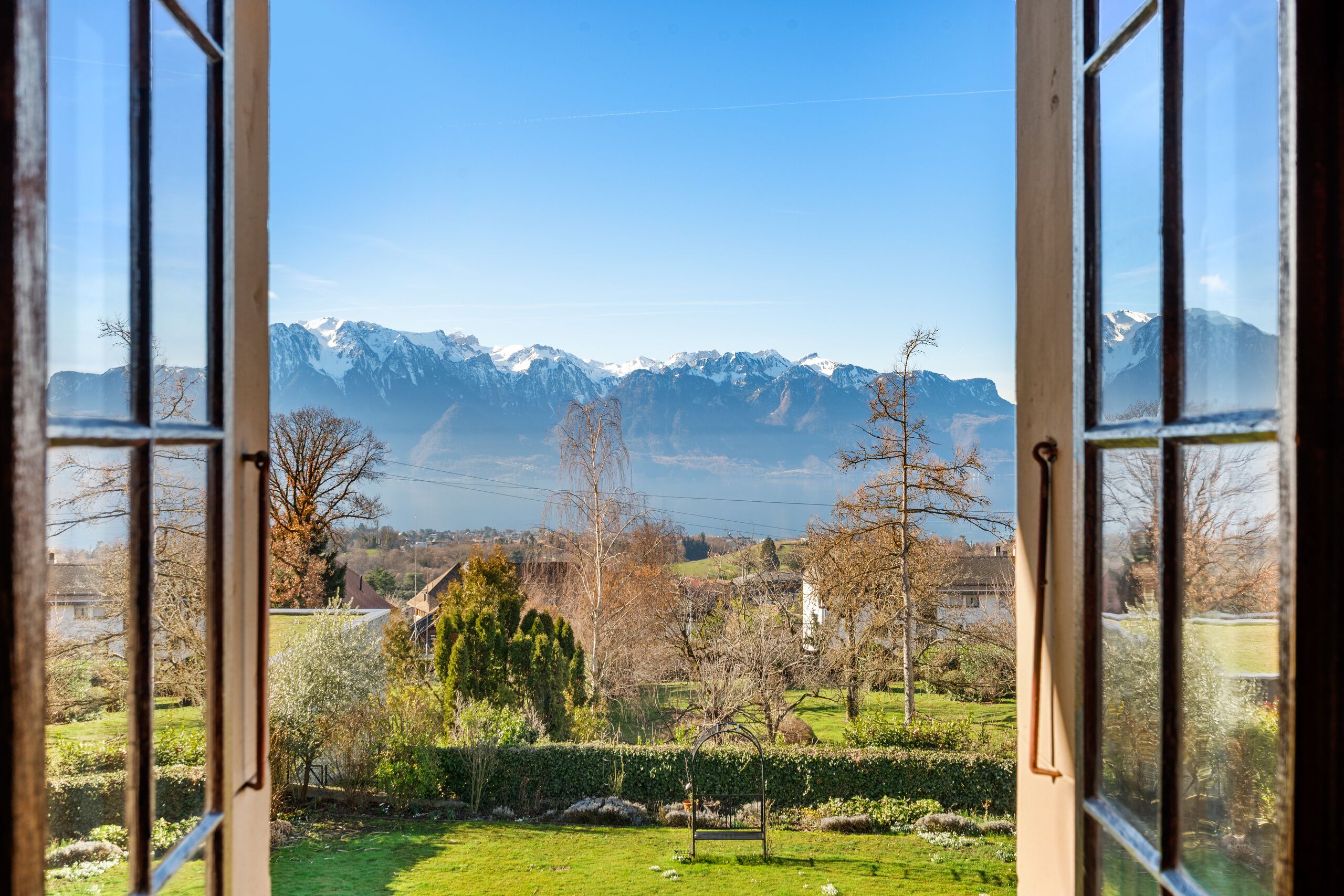 Bergblick durch ein geöffnetes Fenster