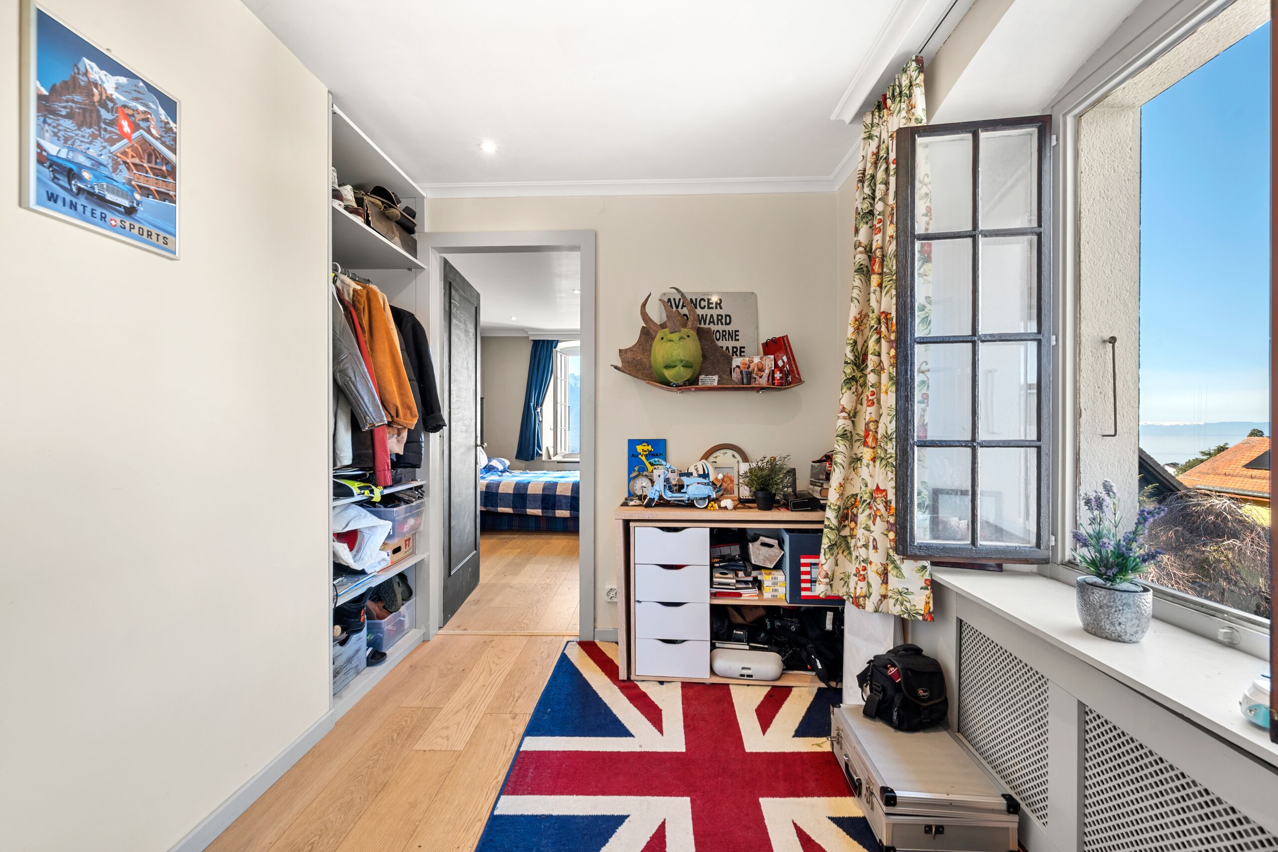 Helles Schlafzimmer mit Blick ins Freie
