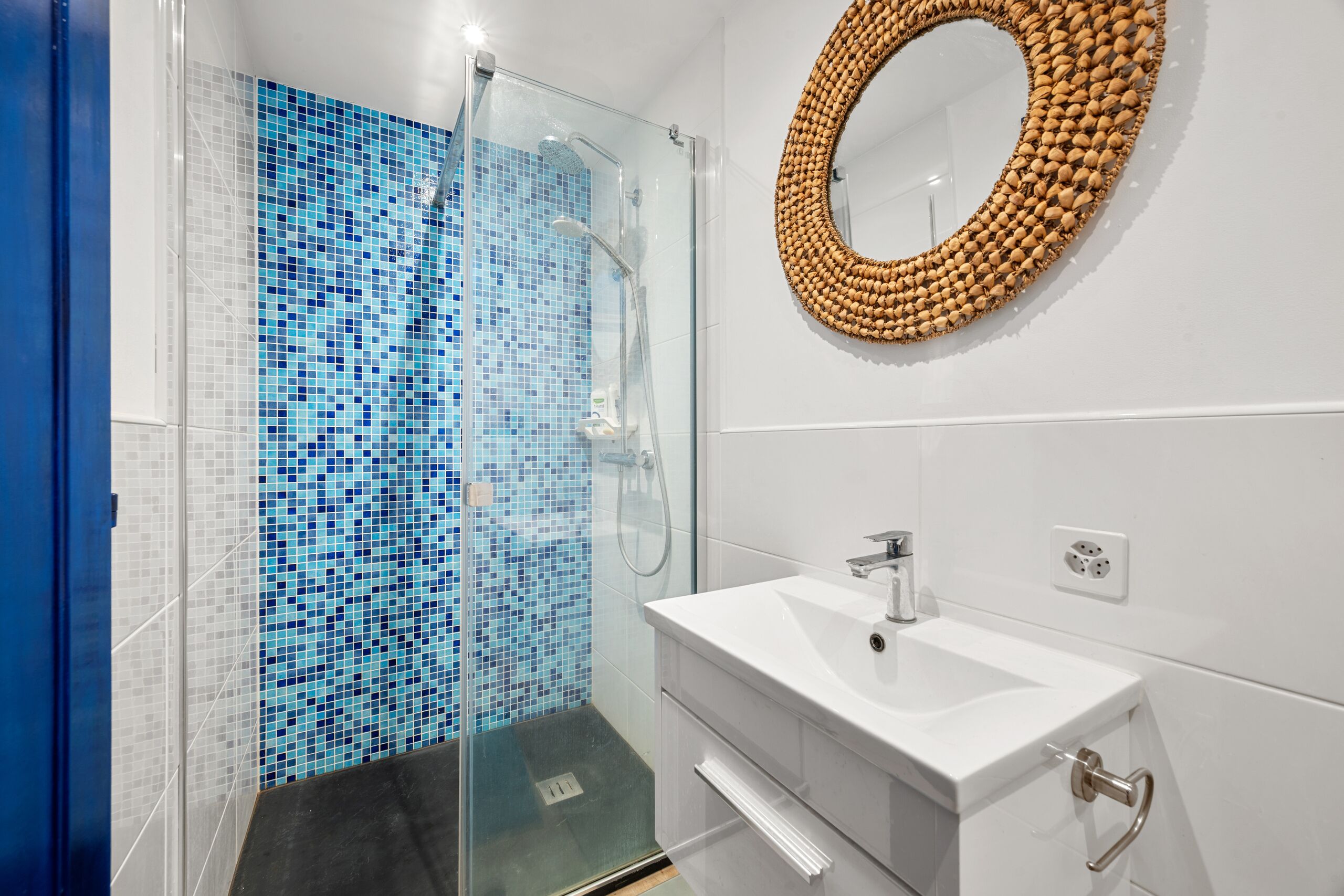 Modernes Bad mit begehbarer Dusche
