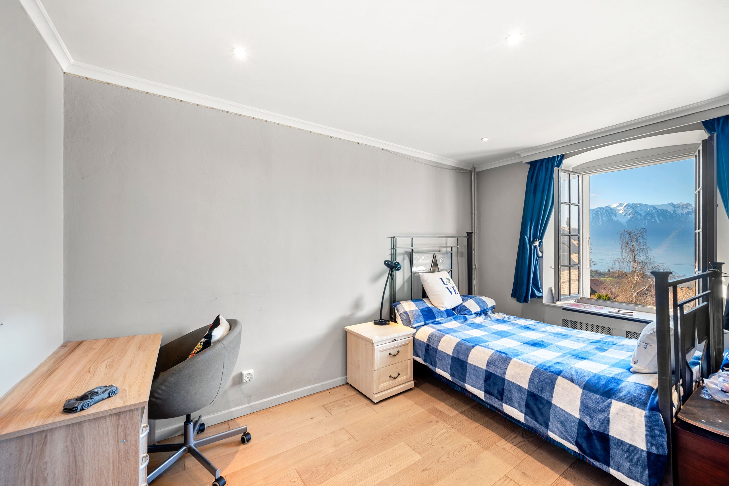 Helles Schlafzimmer mit Bergblick