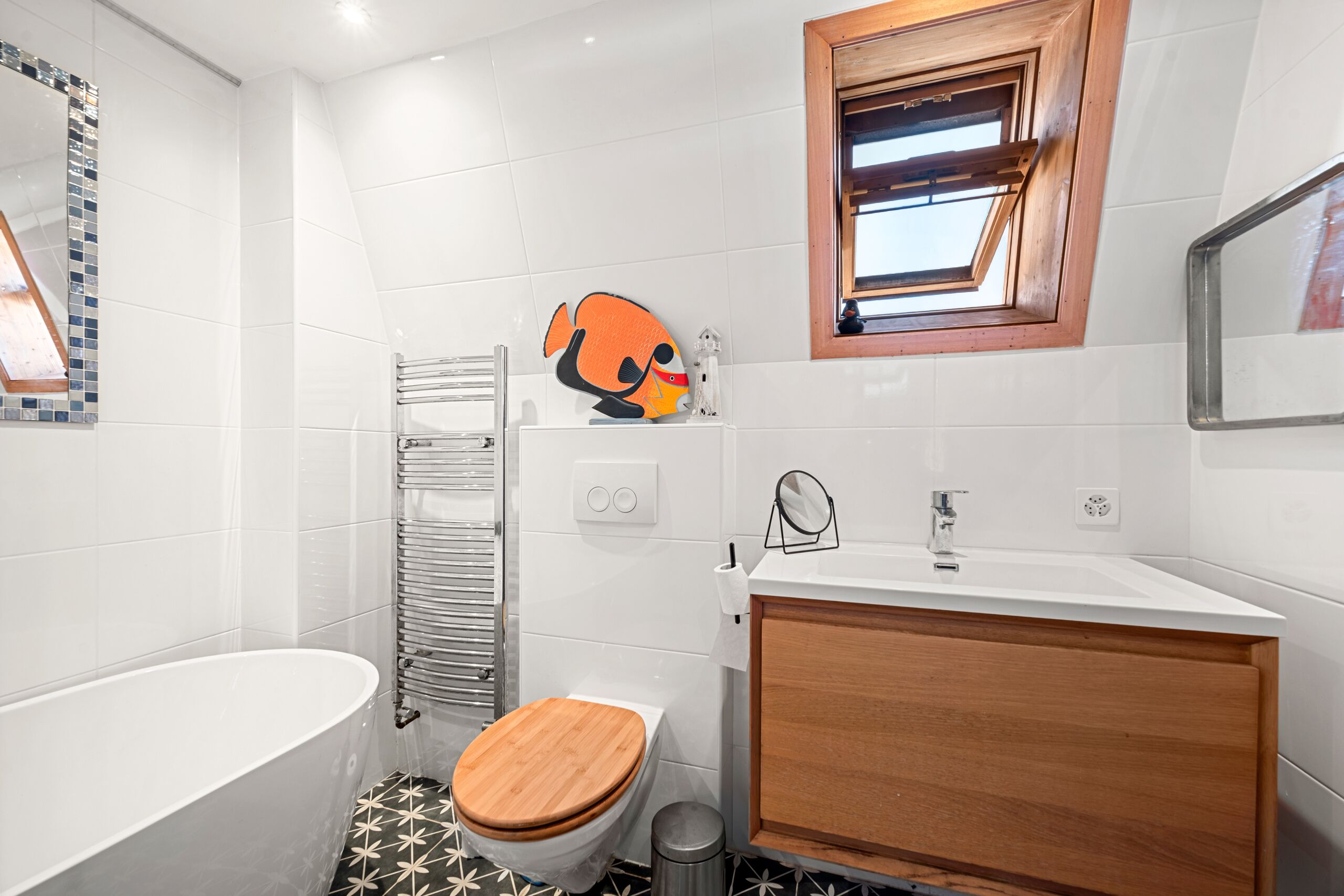 Helles Badezimmer mit Dachfenster und Holzdetails