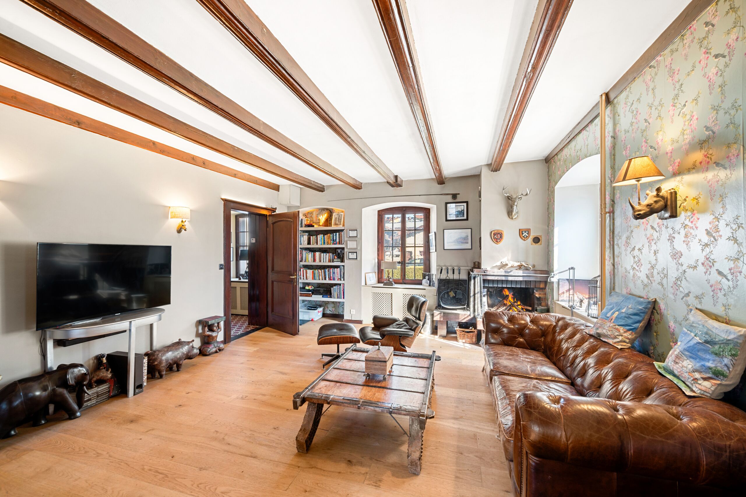 Gemütliches Wohnzimmer mit Kamin und rustikalem Charme