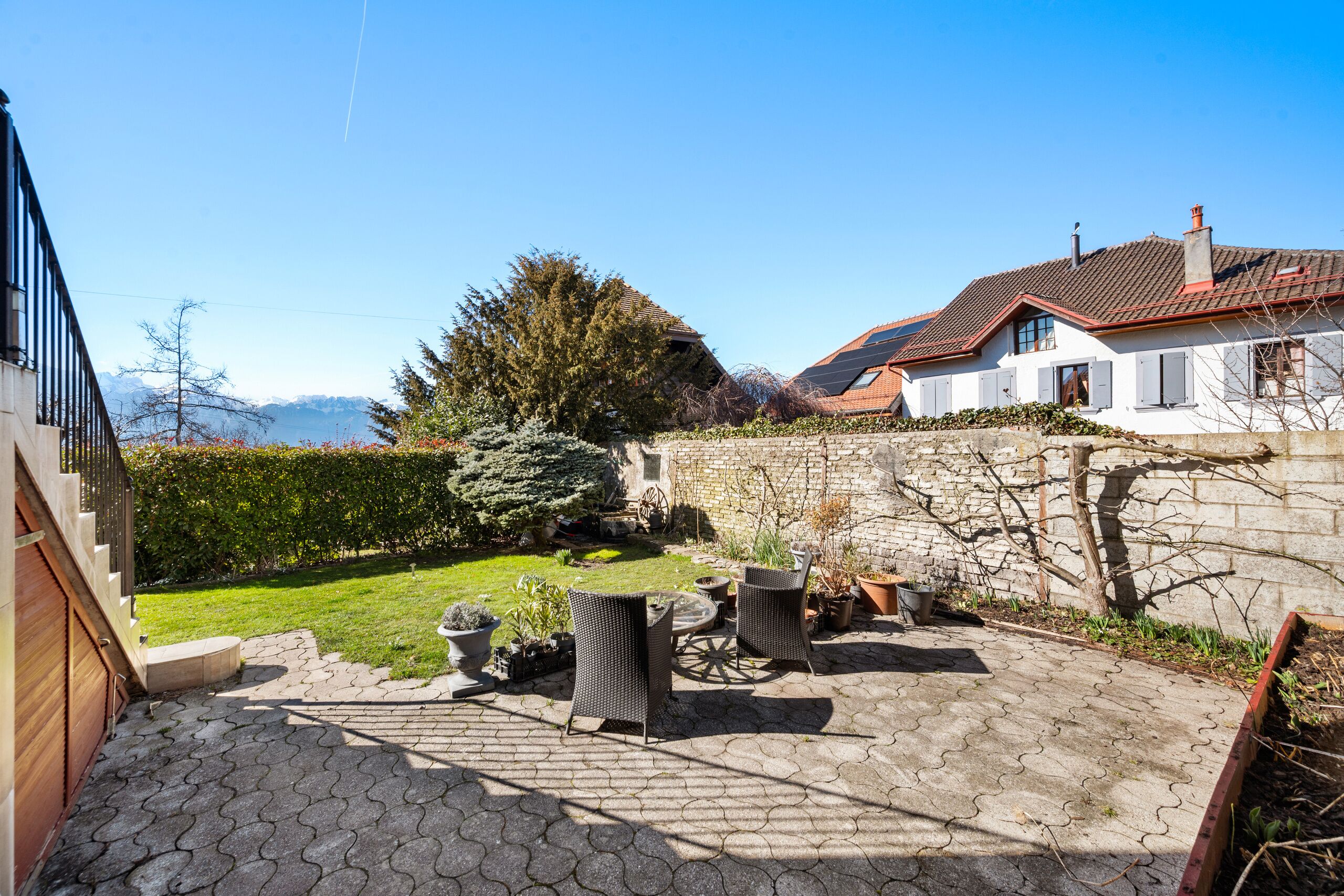 Garten mit Terrasse und Bergblick