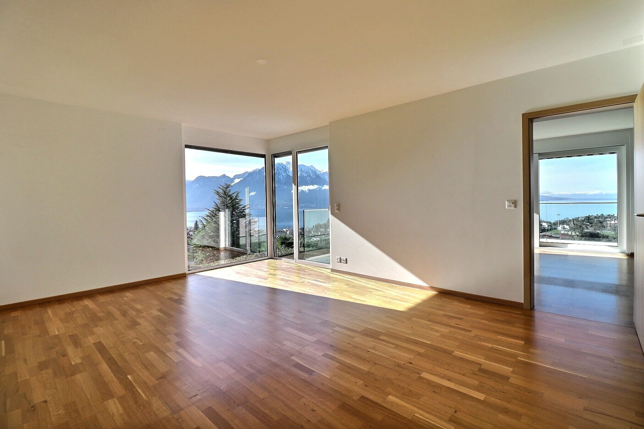 Heller leerer Wohnraum mit Alpenblick