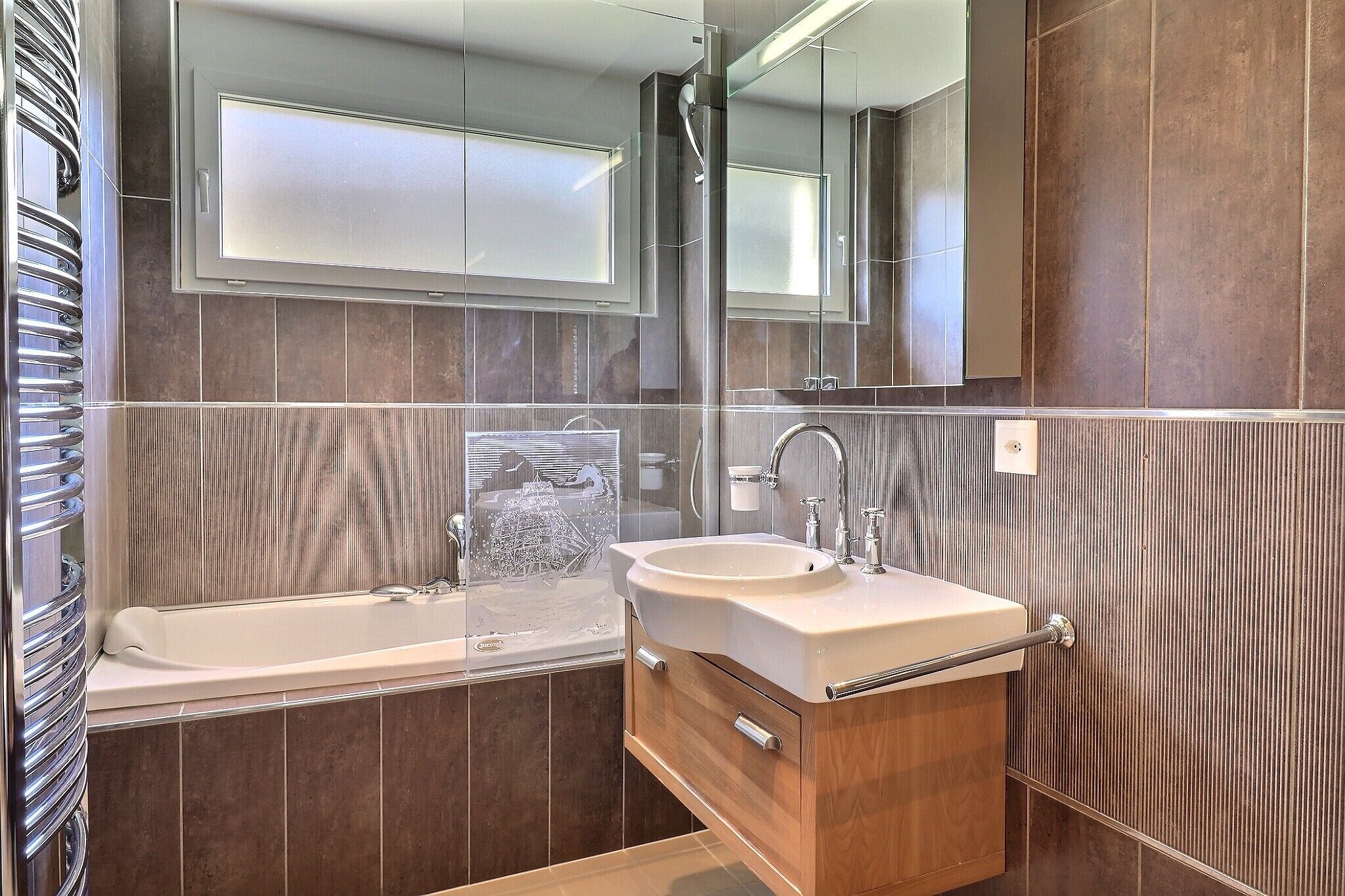 Modernes Badezimmer mit Badewanne und Waschtisch