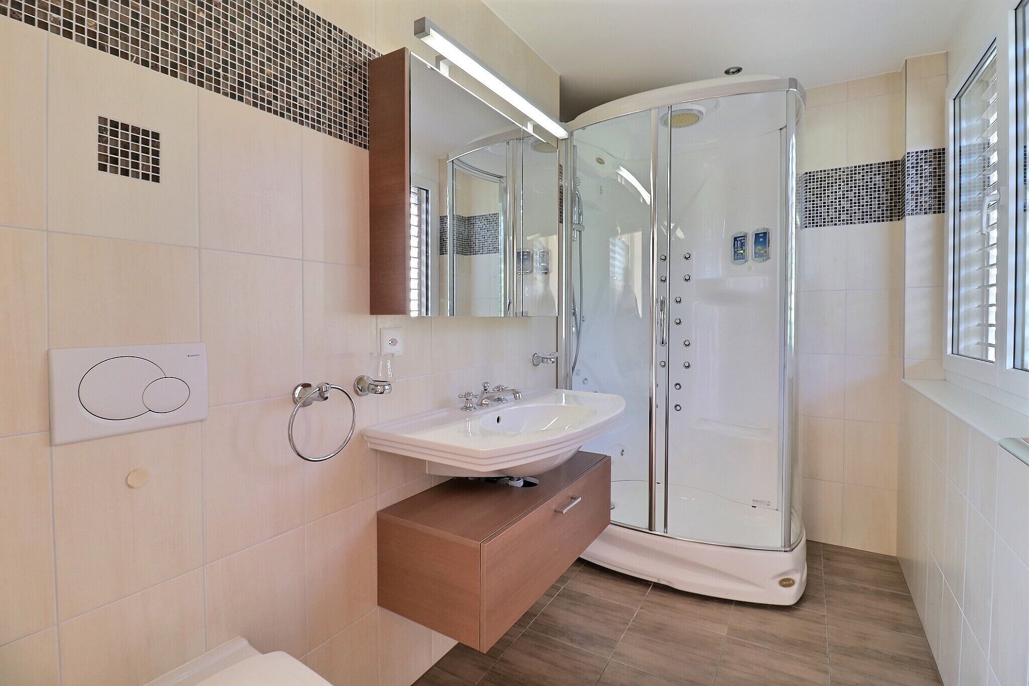 Modernes Badezimmer mit Duschkabine und Waschtisch